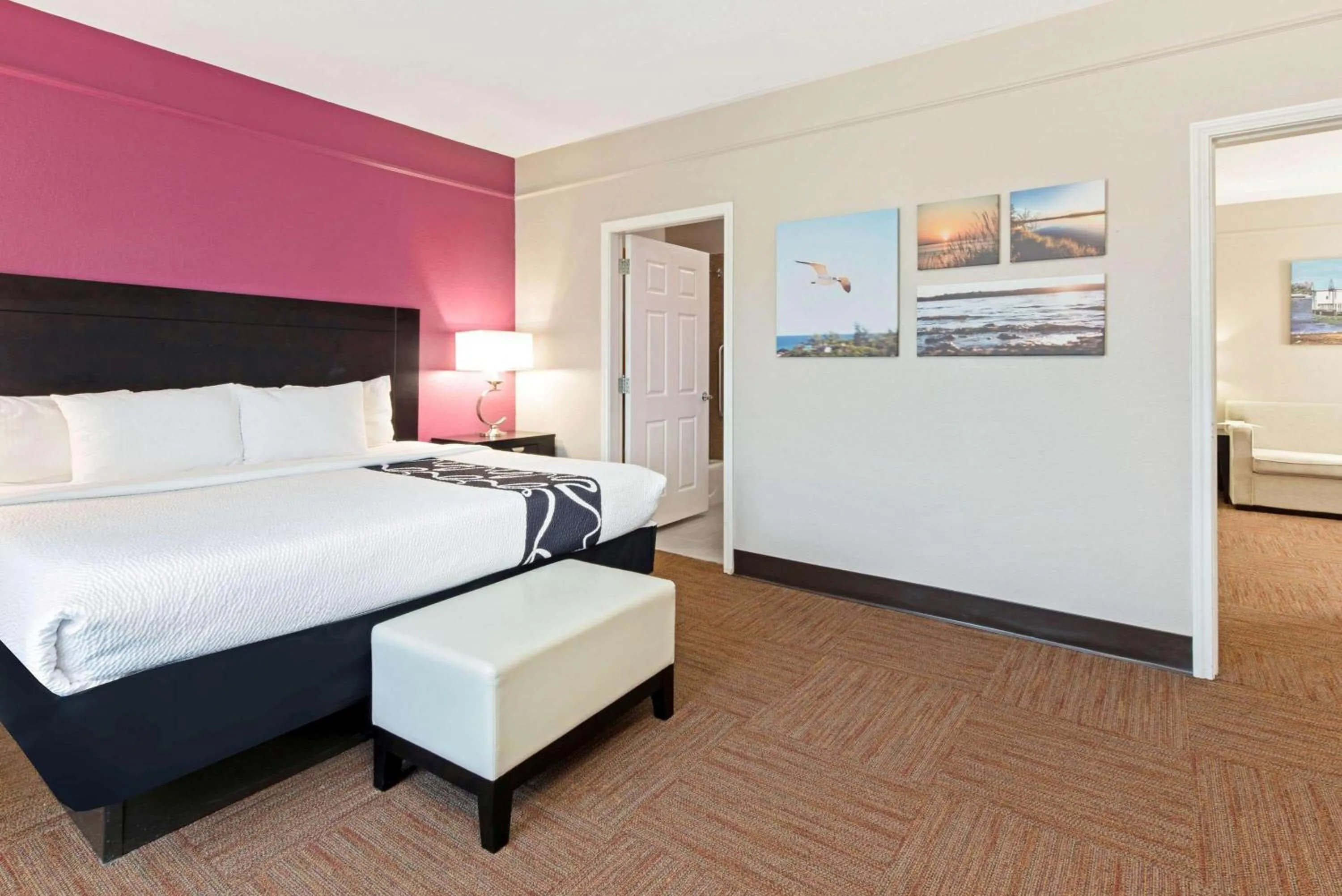 Photo of the whole room, Bed in La Quinta by Wyndham Winnie