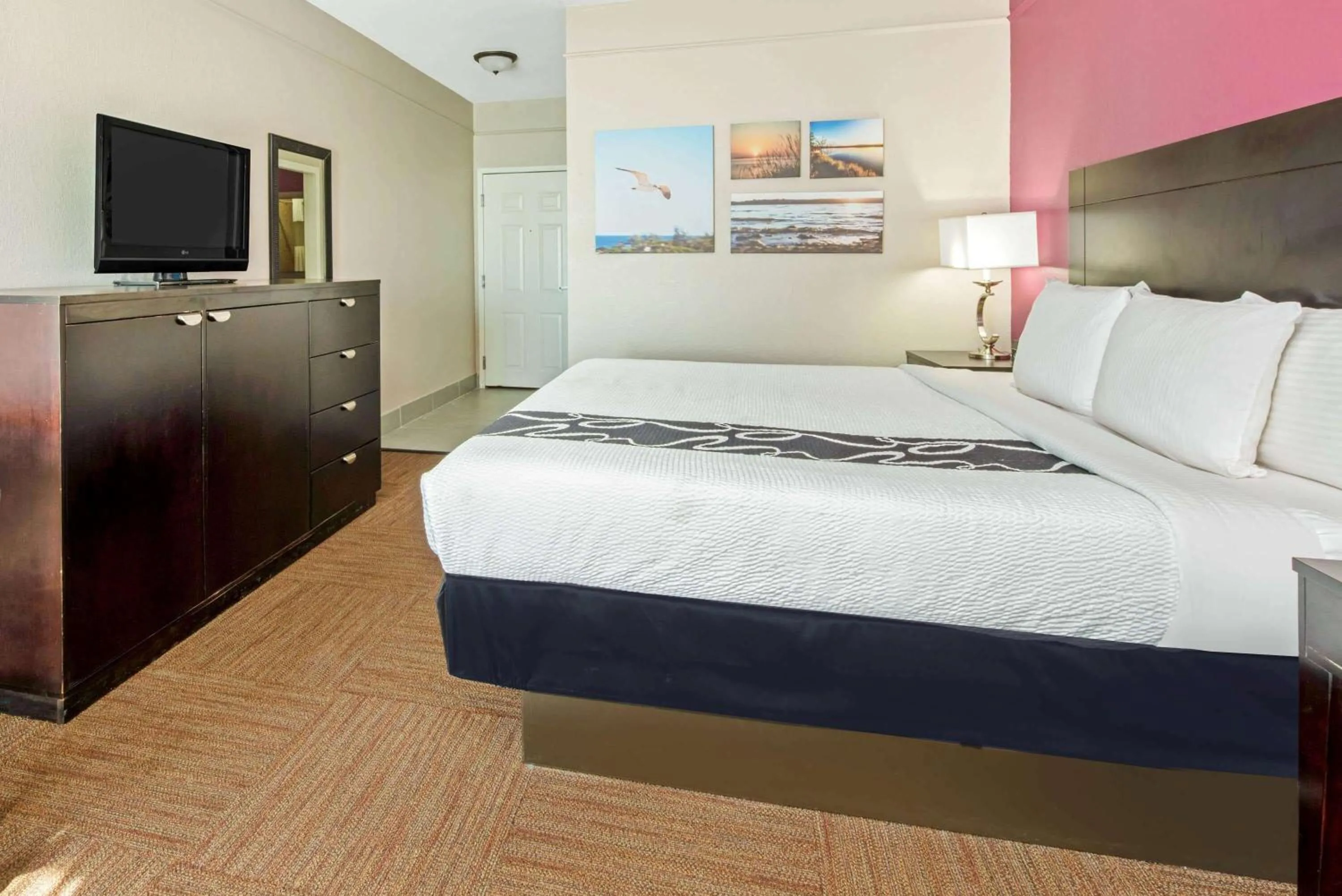 Photo of the whole room, Bed in La Quinta by Wyndham Winnie