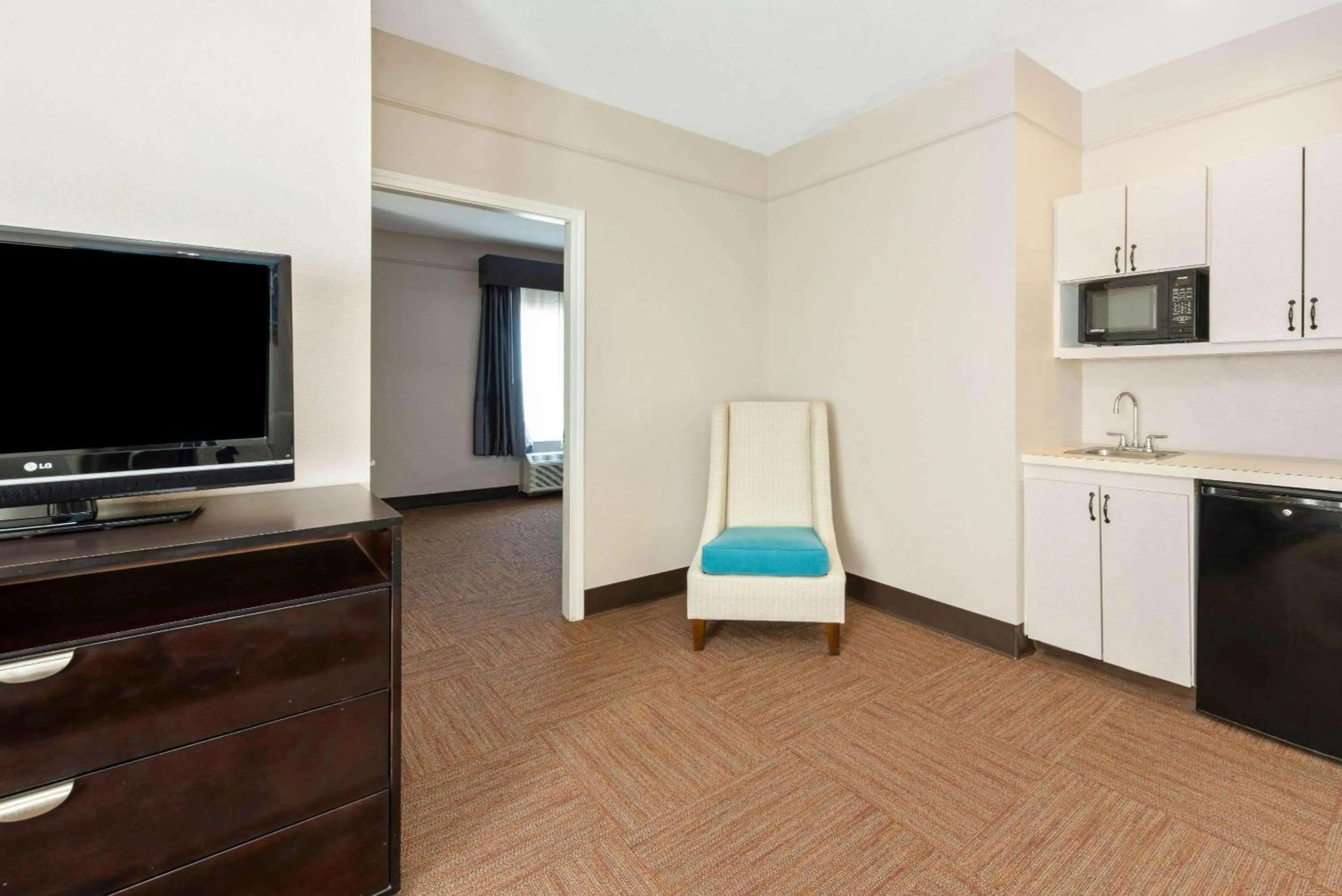 Photo of the whole room in La Quinta by Wyndham Winnie