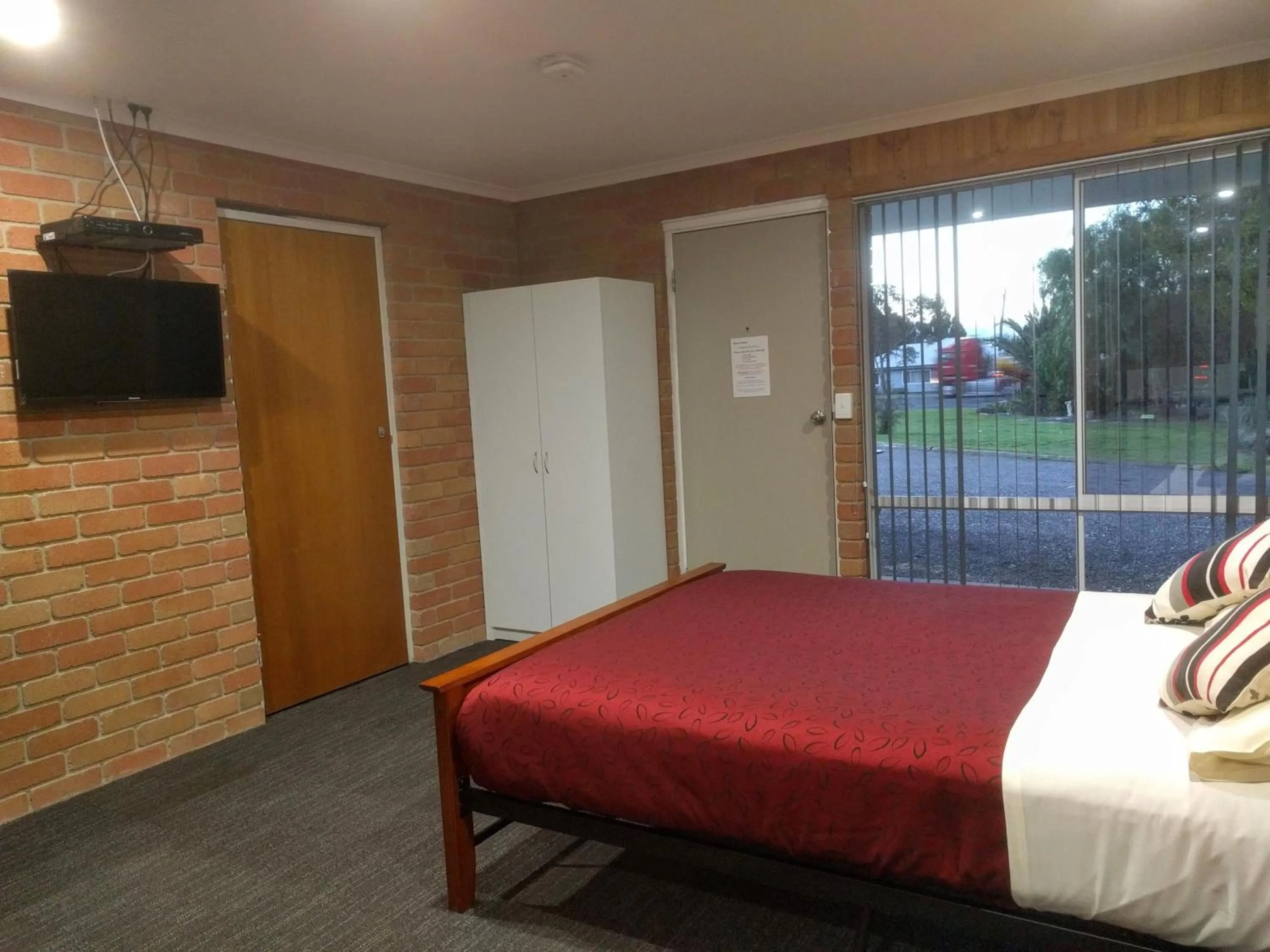 Bed in Travellers Inn Kaniva