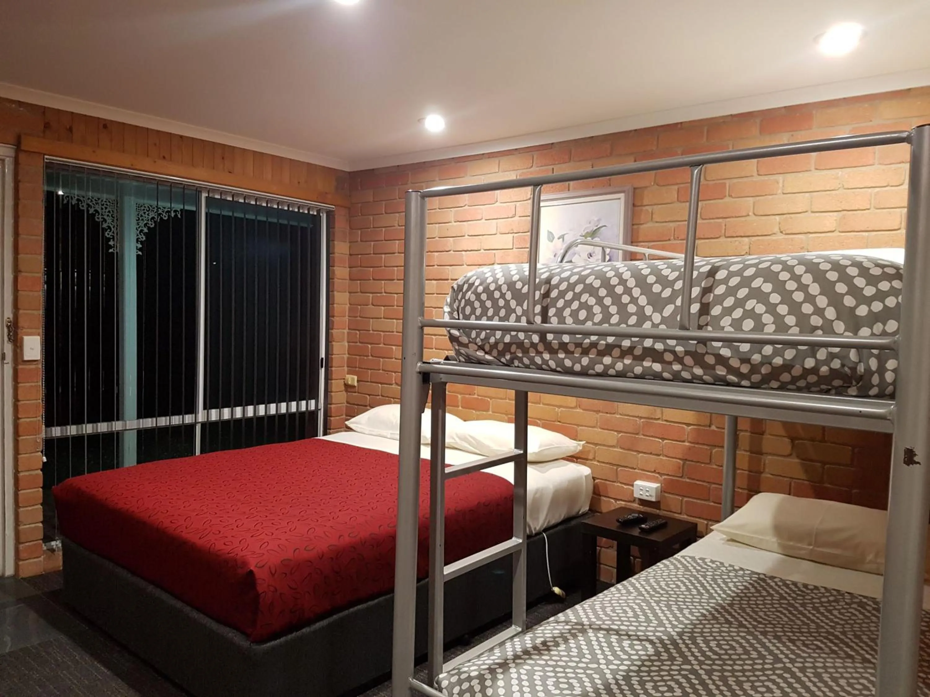 Bed in Travellers Inn Kaniva