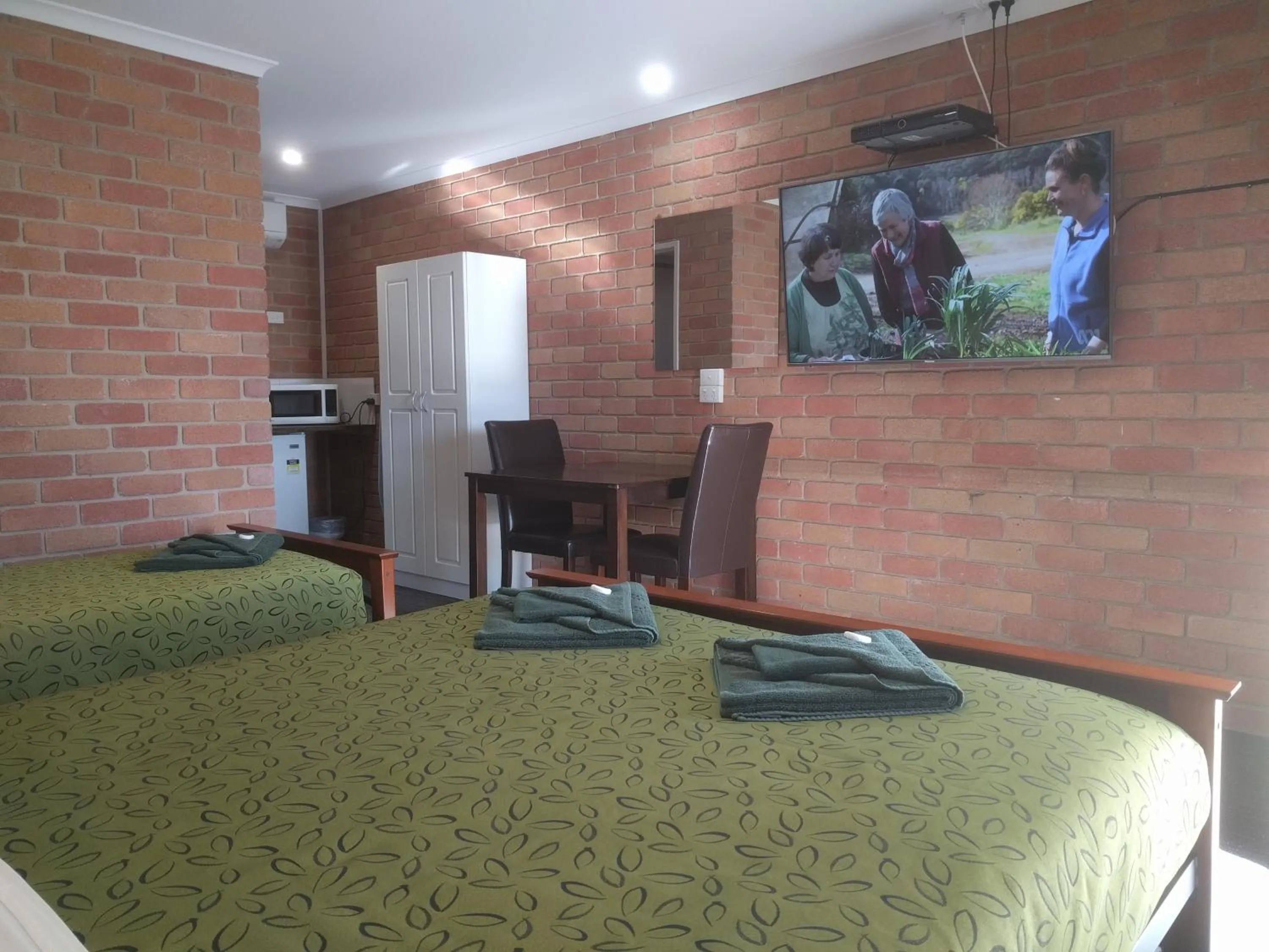 Bed in Travellers Inn Kaniva
