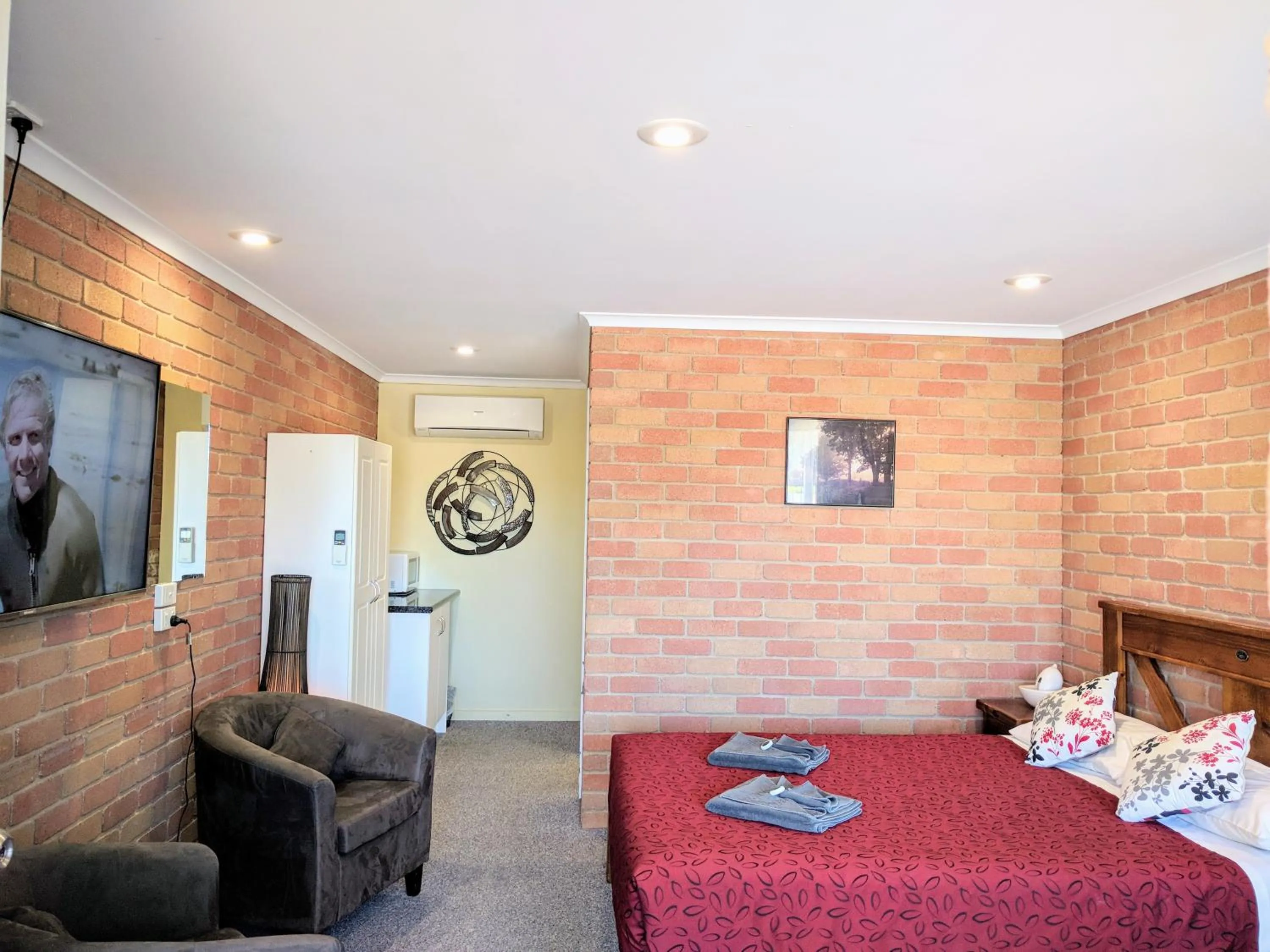 Photo of the whole room, Bed in Travellers Inn Kaniva