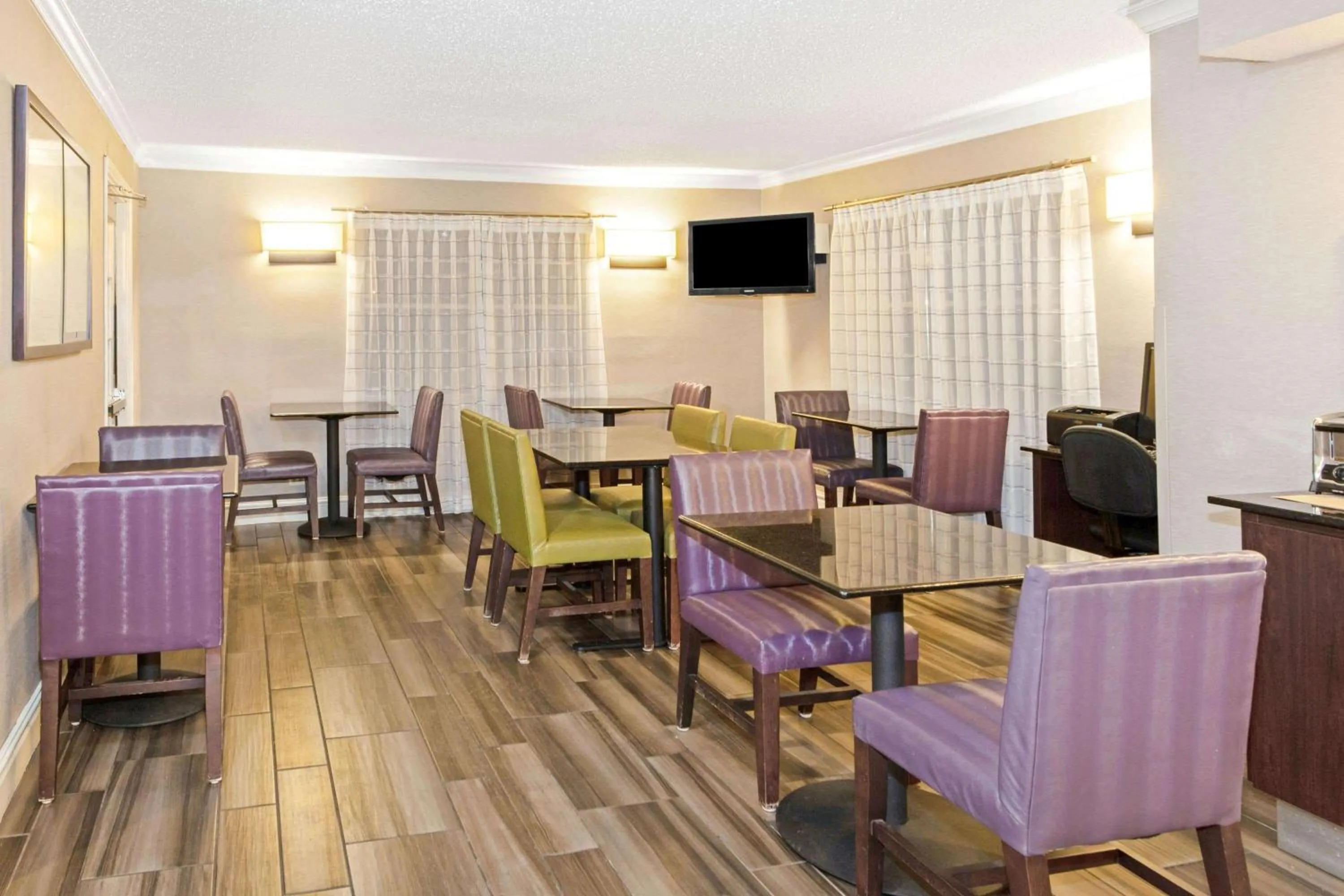 Lobby or reception, Restaurant/Places to Eat in La Quinta Inn by Wyndham Wichita Falls Event Center North