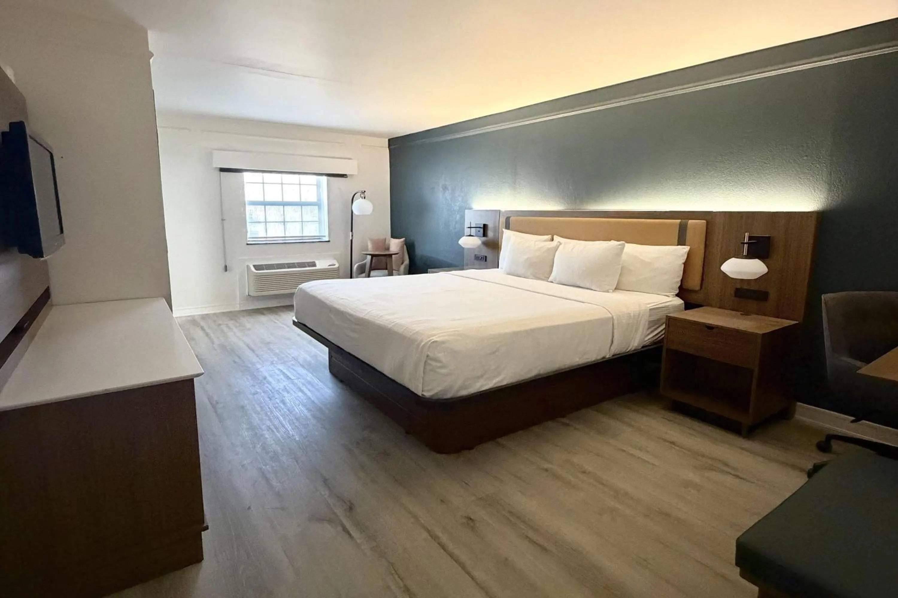 Photo of the whole room, Bed in La Quinta Inn by Wyndham Salt Lake City Midvale