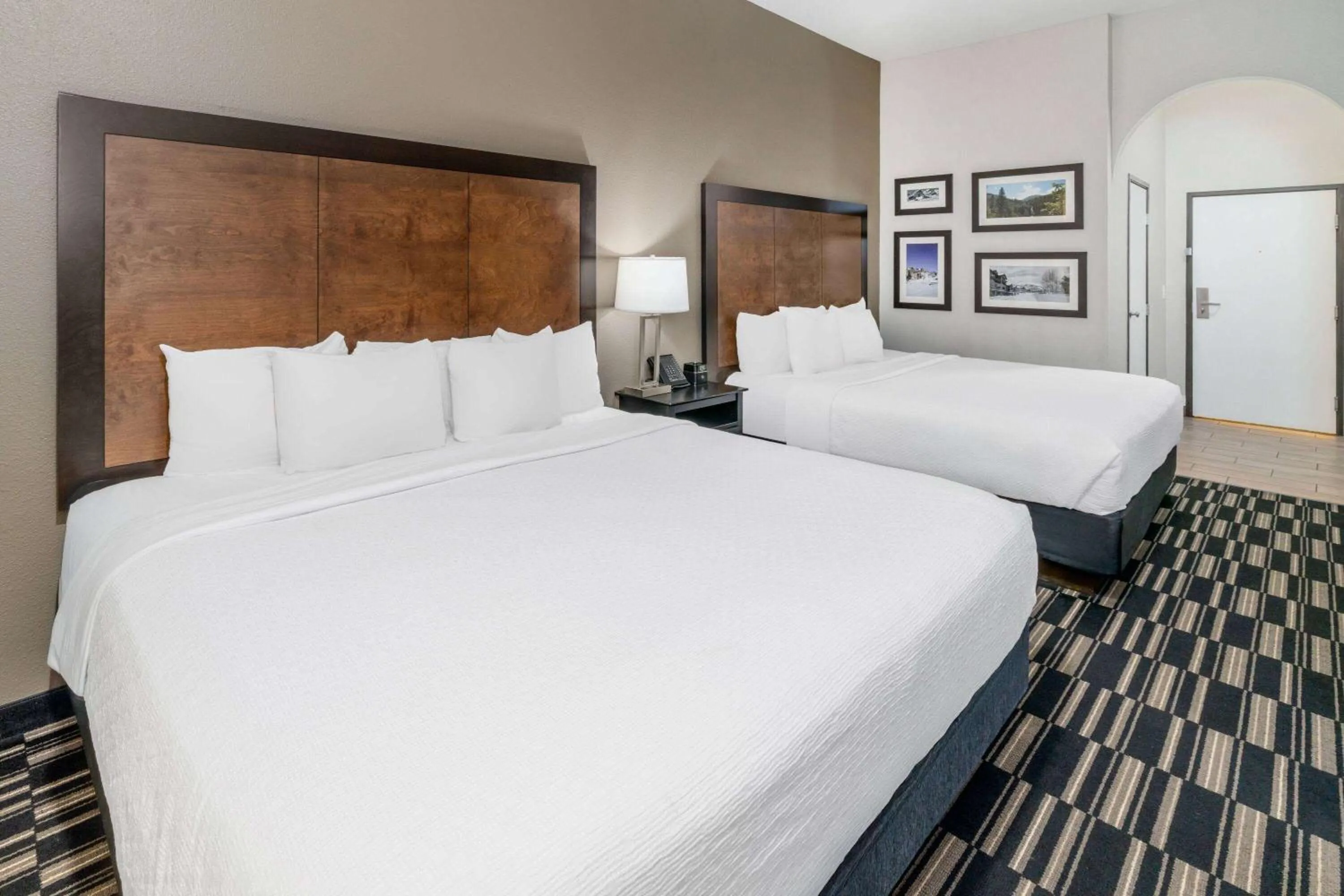 Photo of the whole room, Bed in La Quinta Inn by Wyndham Steamboat Springs