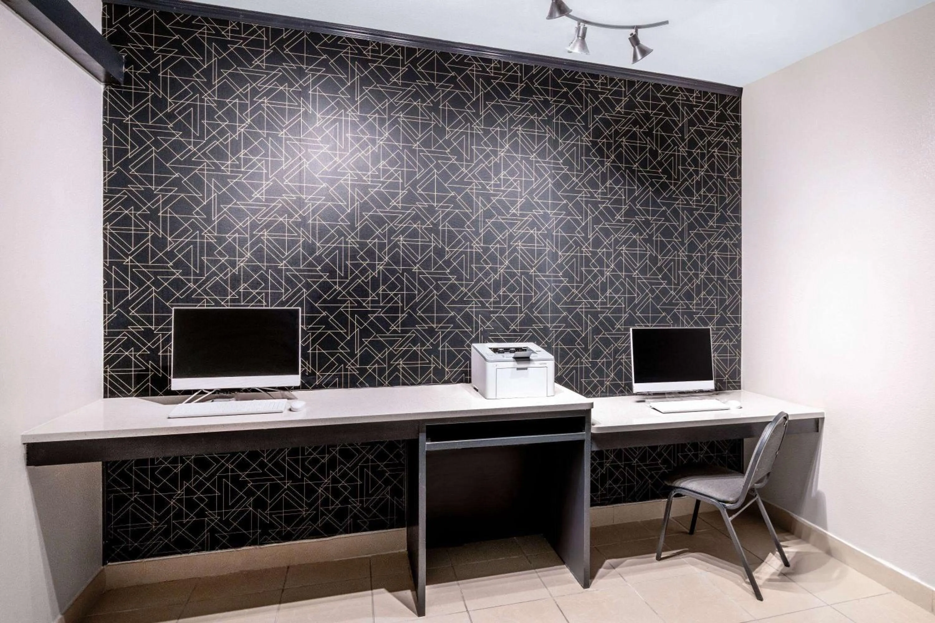 Business facilities in La Quinta by Wyndham Roswell