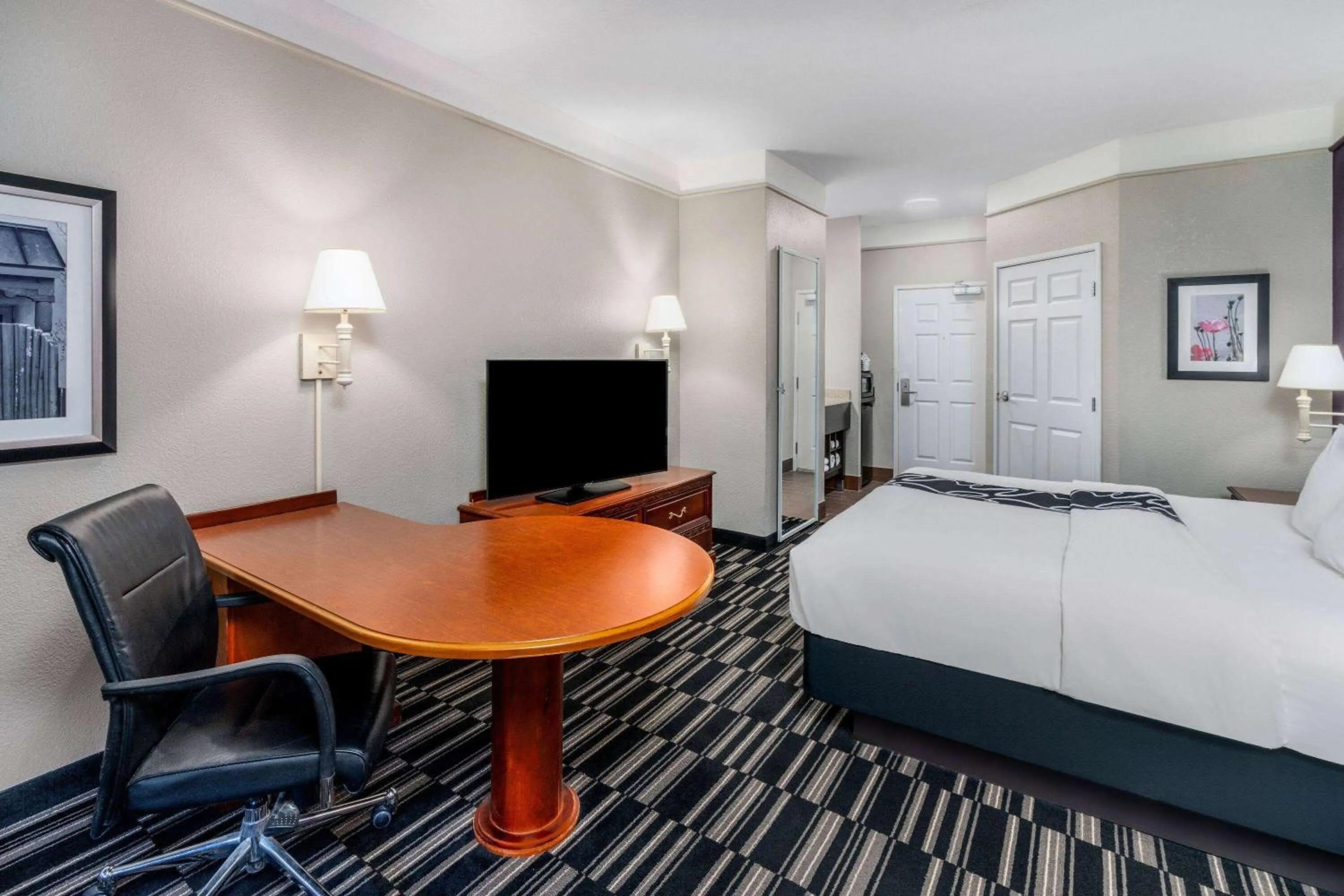 Photo of the whole room, Bed in La Quinta by Wyndham Roswell