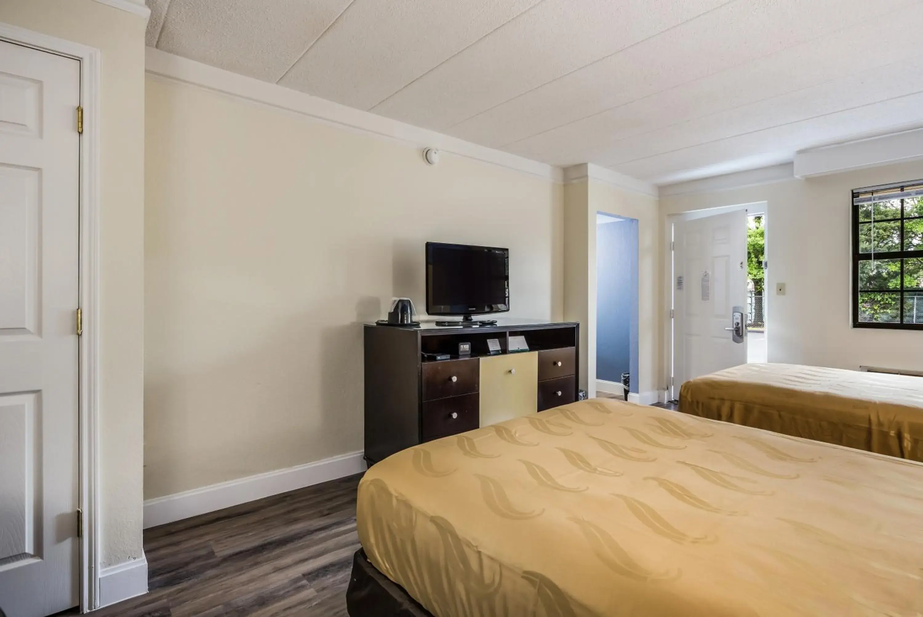 Double Room with Two Double Beds - Smoking in Quality Inn Double Room with Two Double Beds - Smoking in Quality Inn