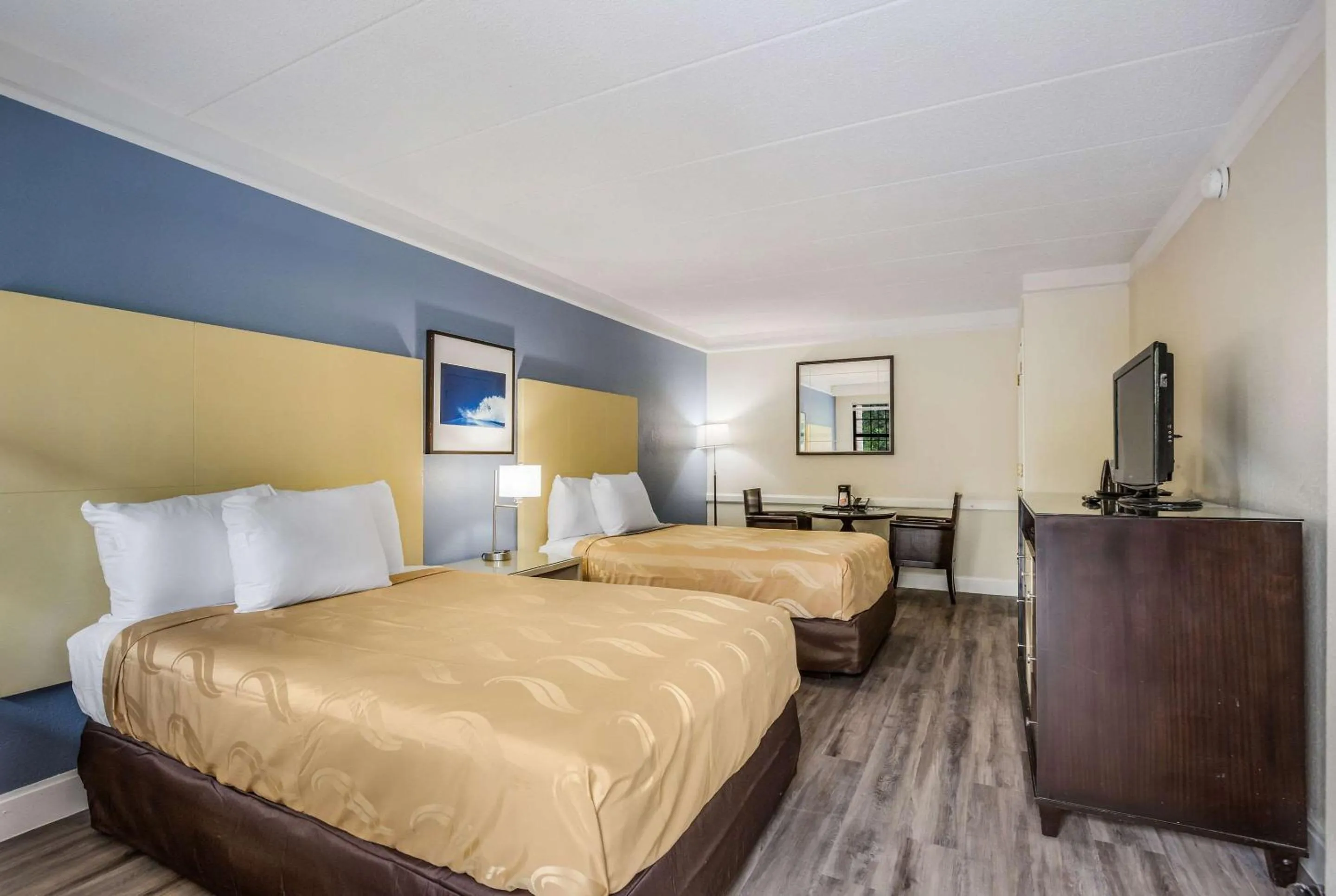 Photo of the whole room, Bed in Quality Inn Hampton - Newport News