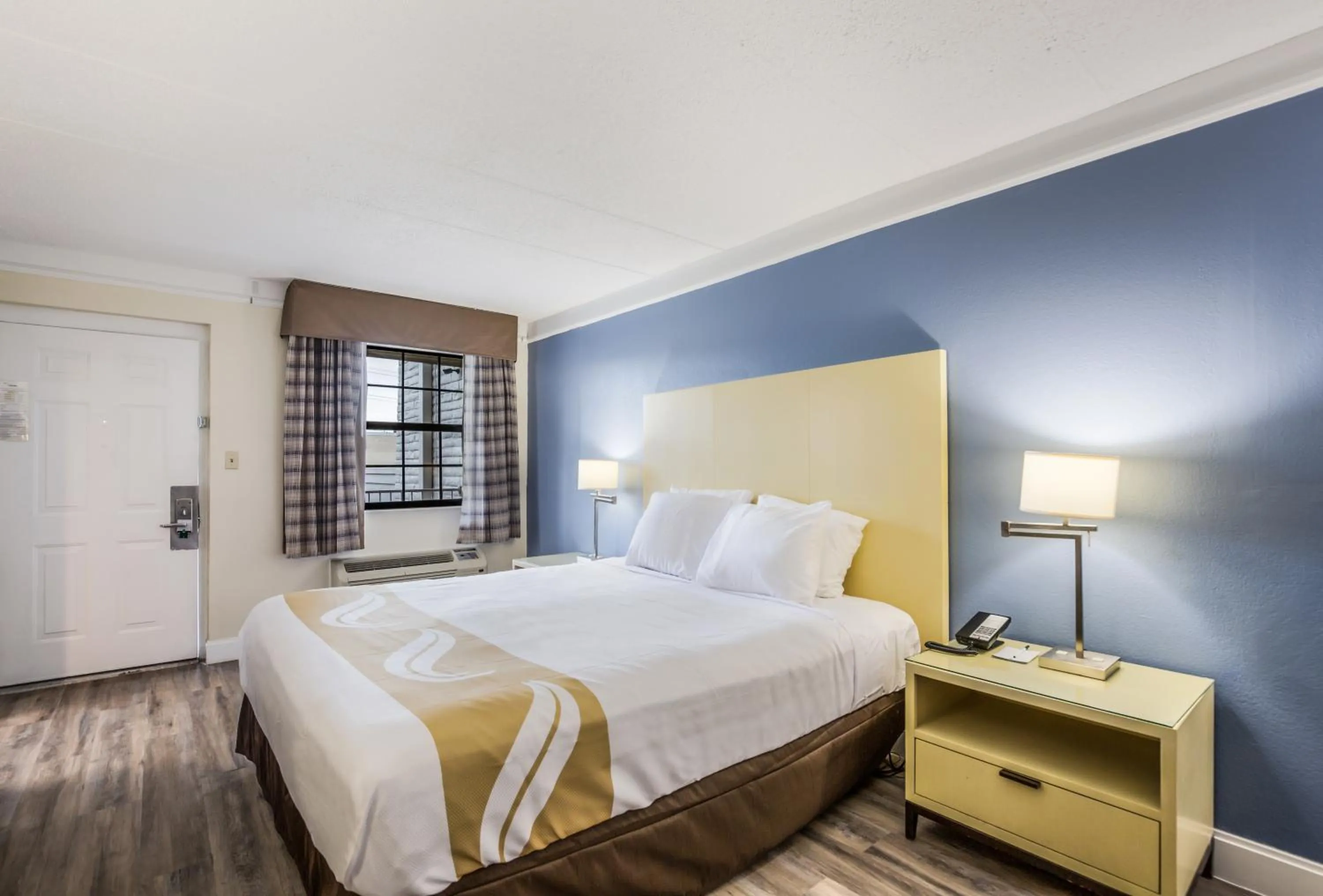 Bedroom, Bed in Quality Inn Hampton - Newport News