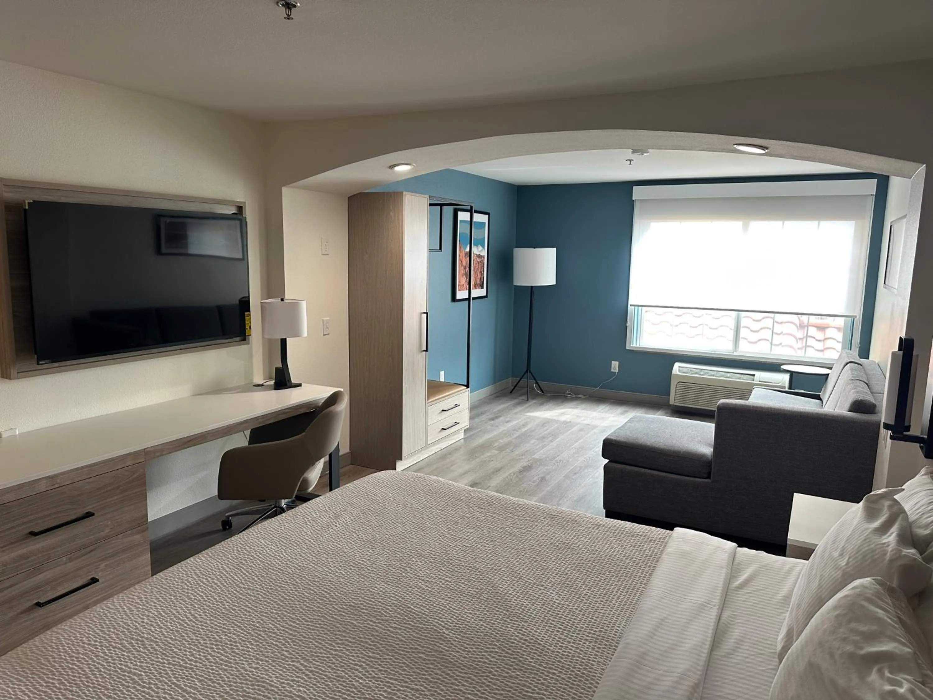 Photo of the whole room, Bed in La Quinta Inn & Suites by Wyndham Albuquerque Midtown