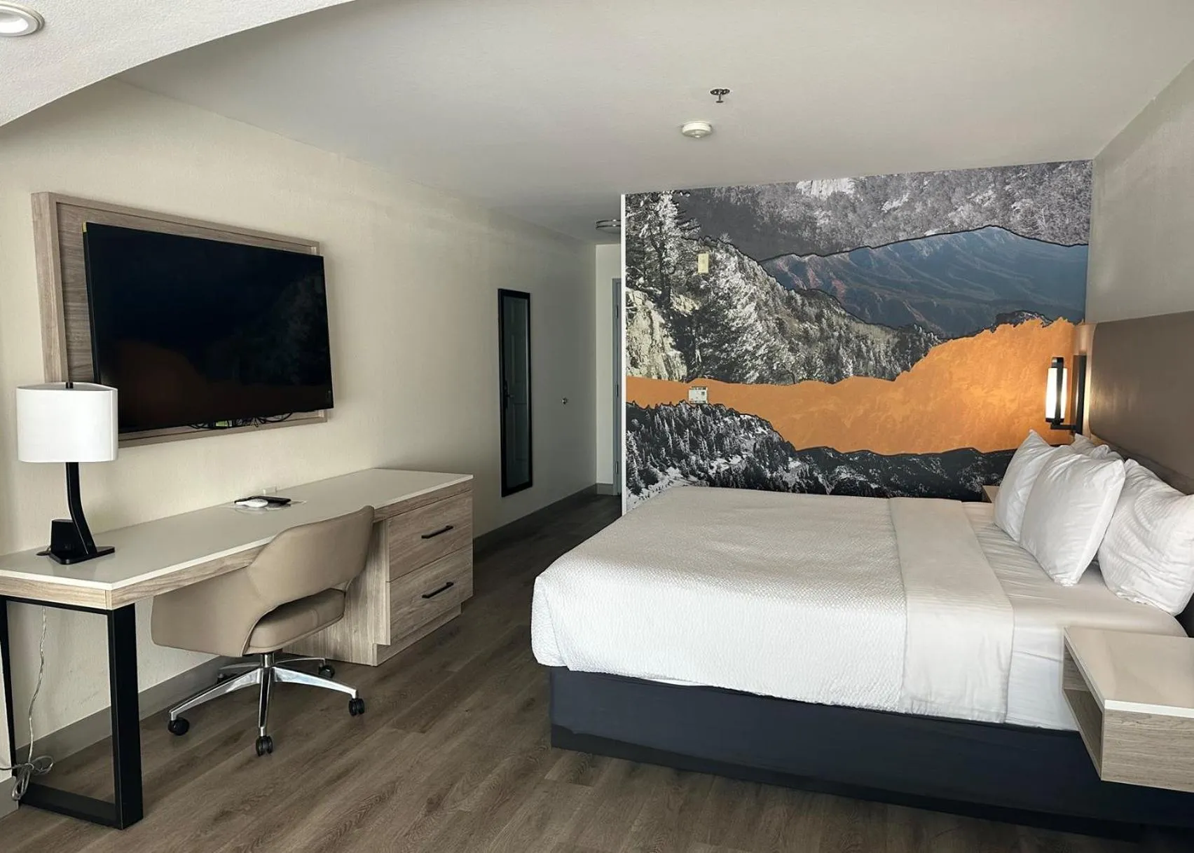 Bed in La Quinta Inn & Suites by Wyndham Albuquerque Midtown