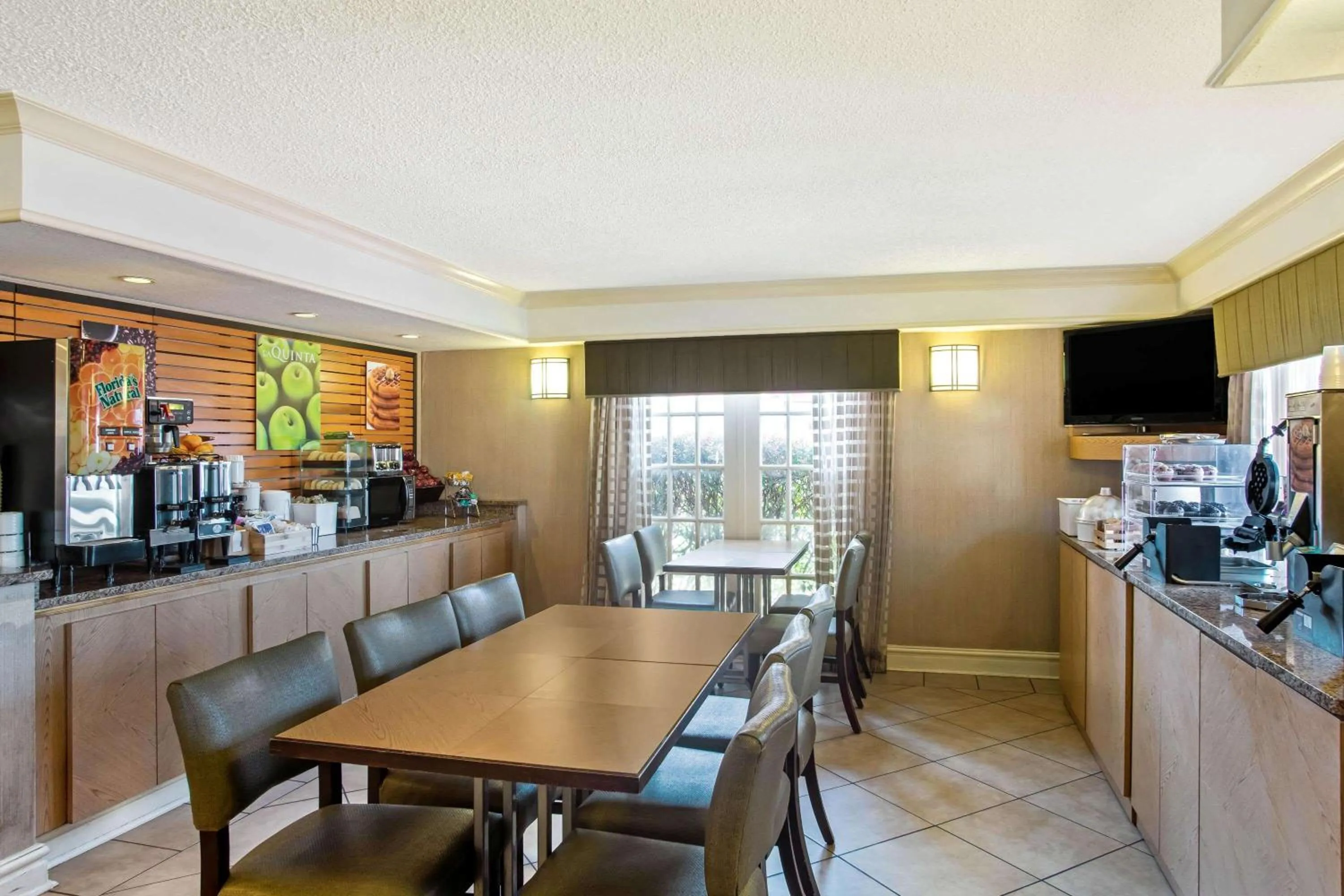 Restaurant/places to eat in La Quinta Inn by Wyndham Killeen - Fort Hood