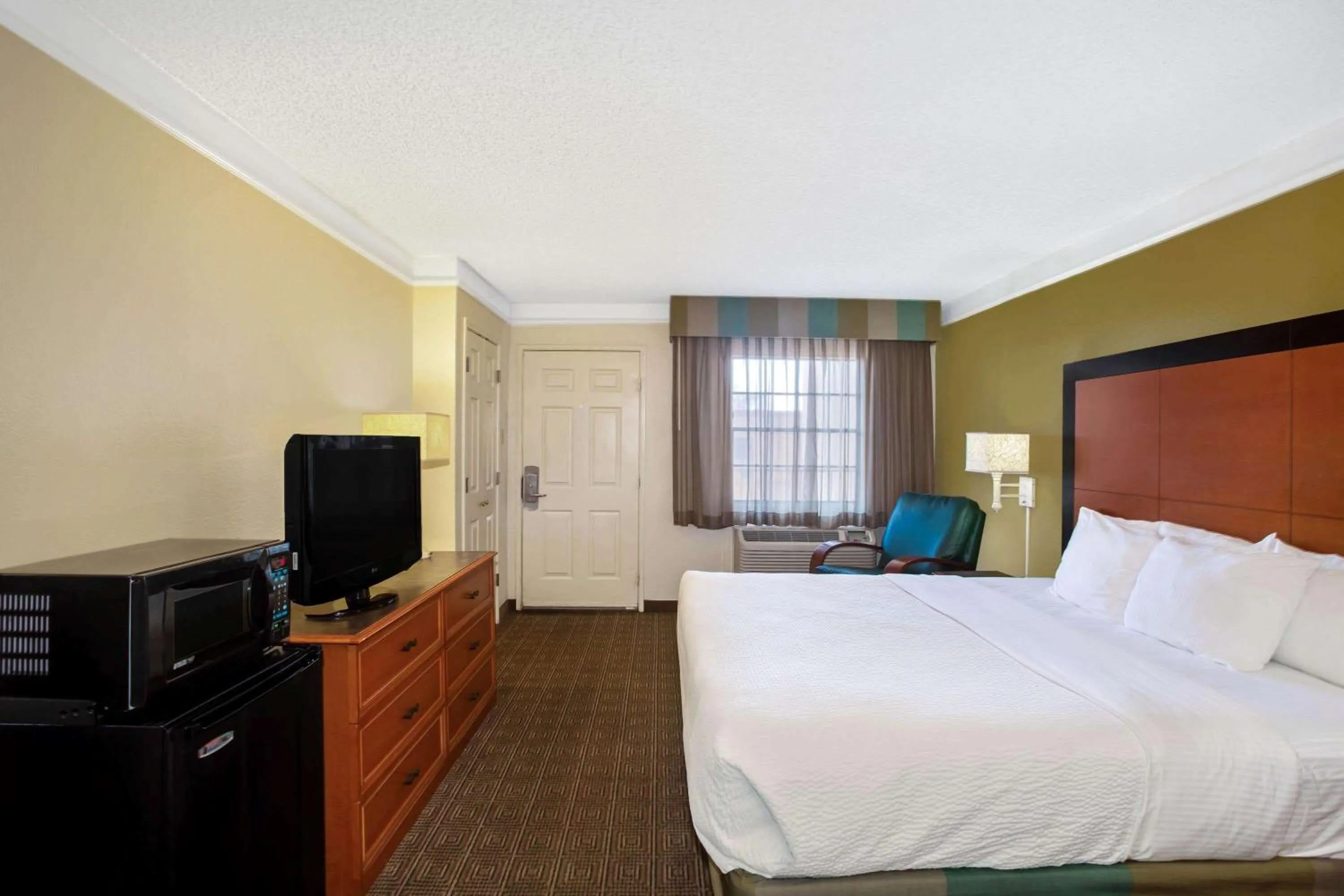 Photo of the whole room, Bed in La Quinta Inn by Wyndham Killeen - Fort Hood