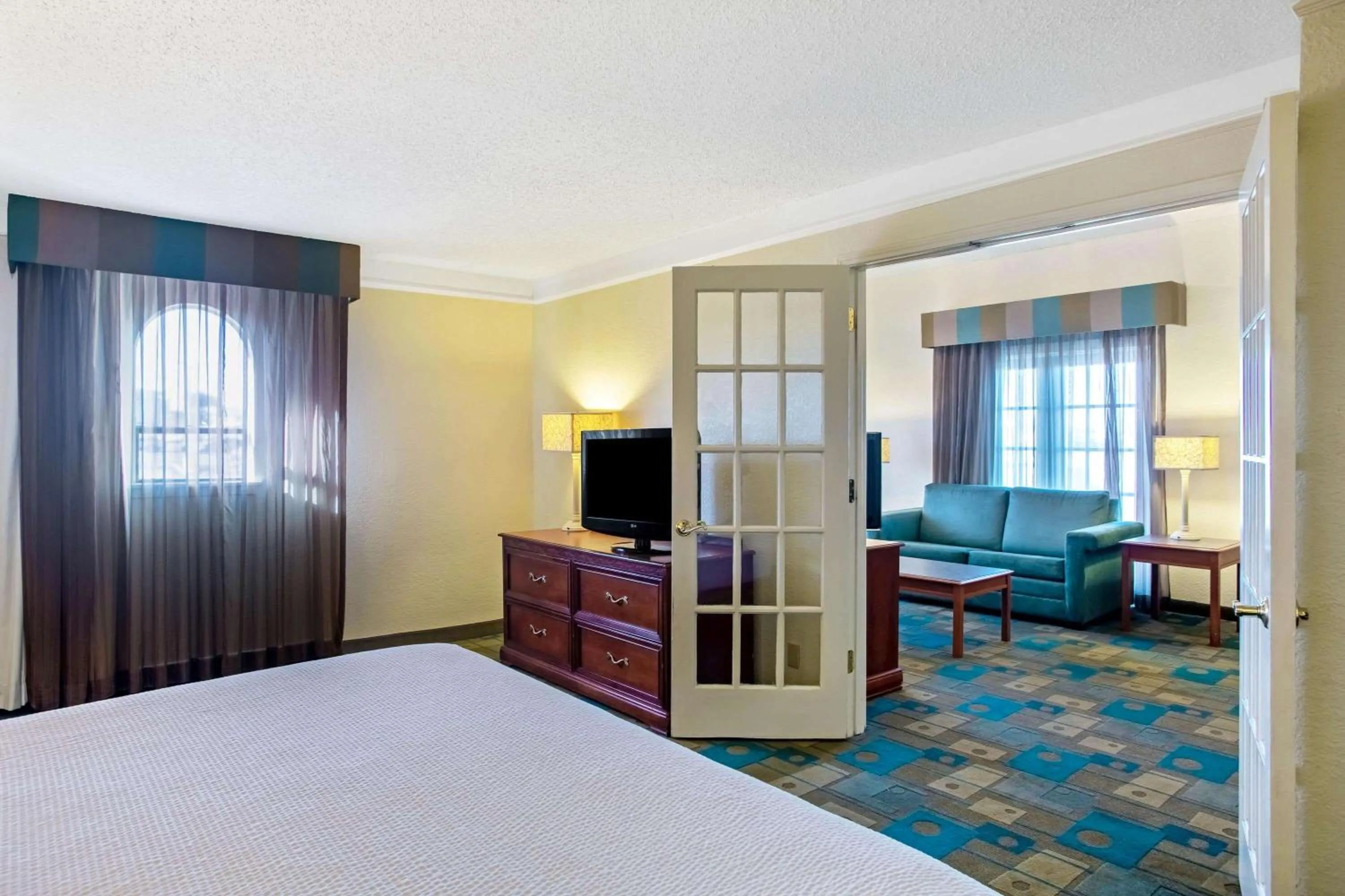 Living room, Bed in La Quinta Inn by Wyndham Killeen - Fort Hood
