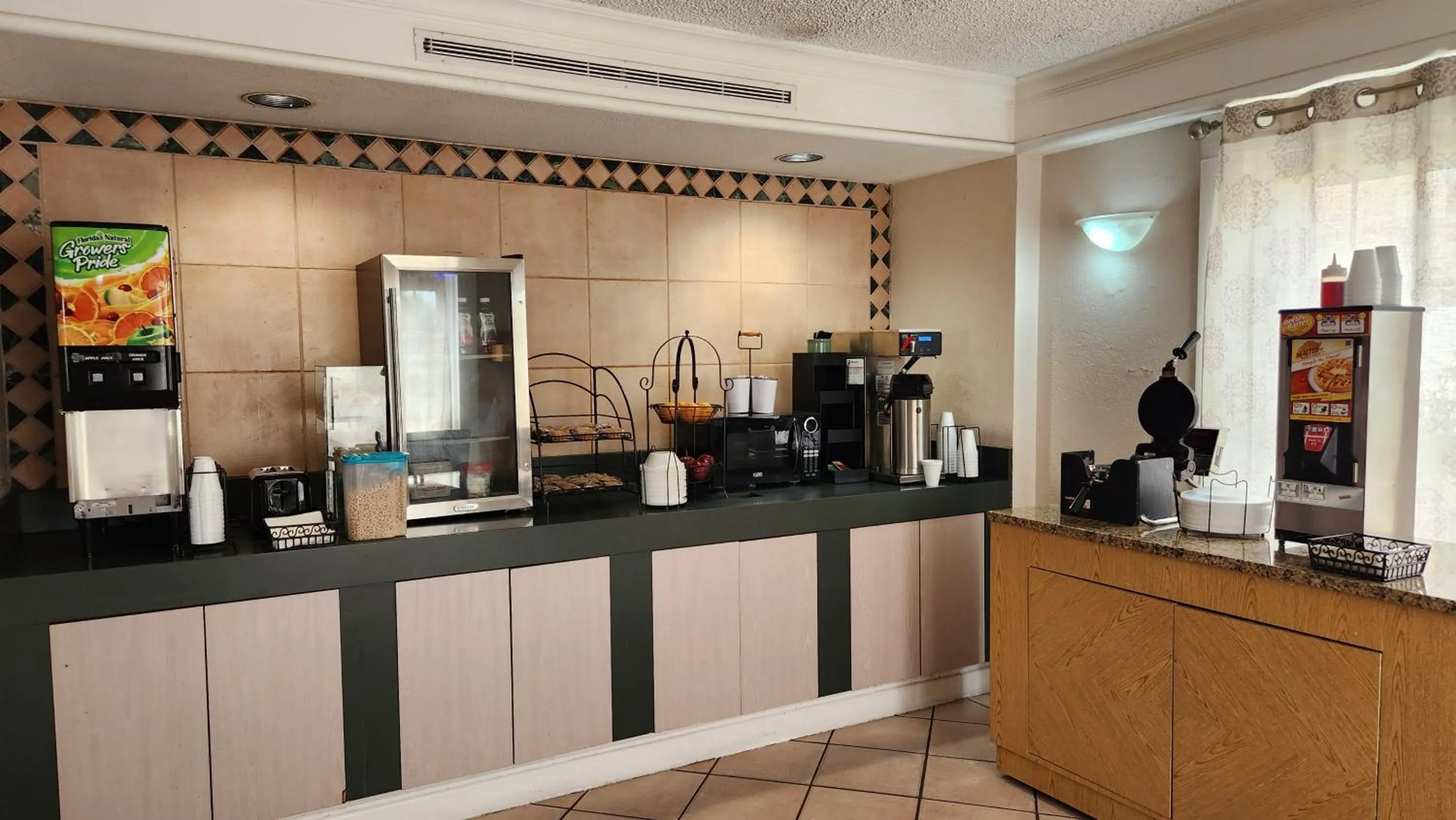 Breakfast in La Quinta Inn by Wyndham Clute Lake Jackson