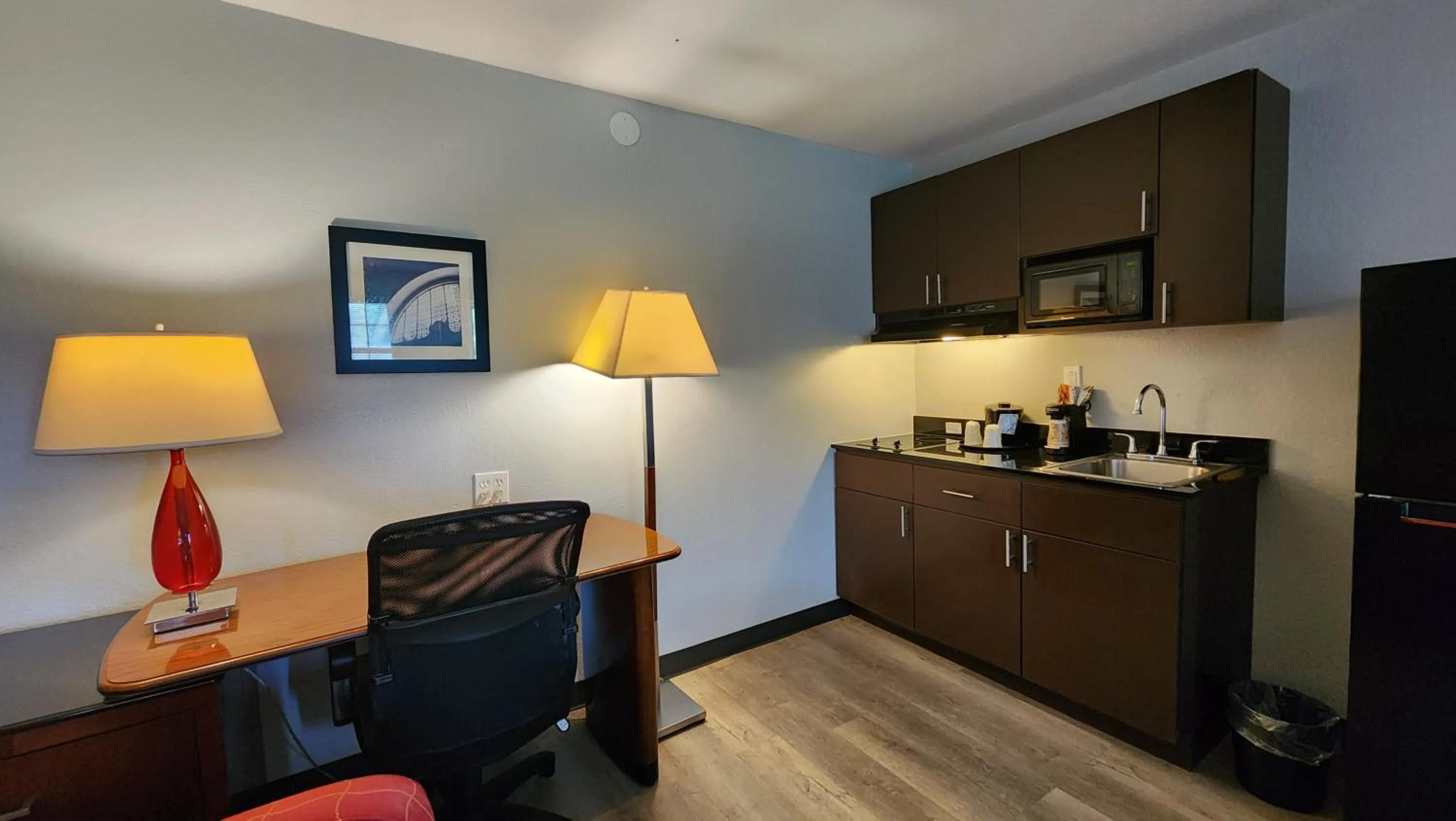 Kitchen or kitchenette in La Quinta Inn by Wyndham Clute Lake Jackson