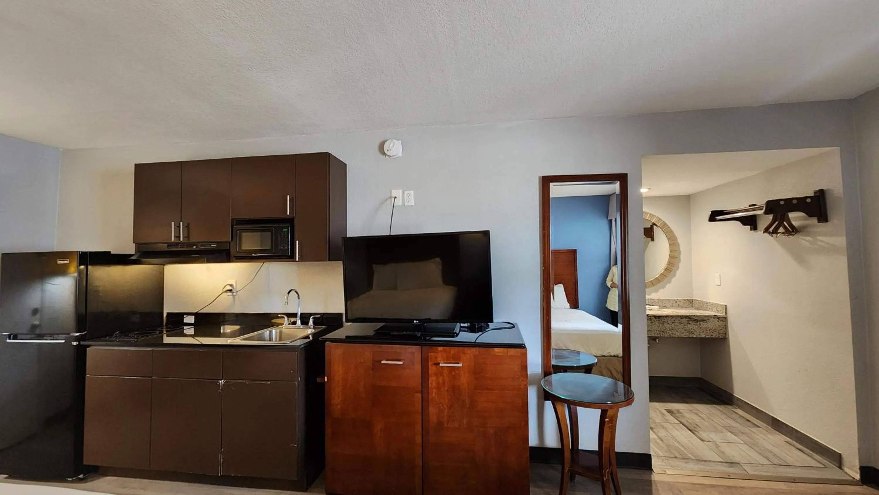 Kitchen or kitchenette in La Quinta Inn by Wyndham Clute Lake Jackson