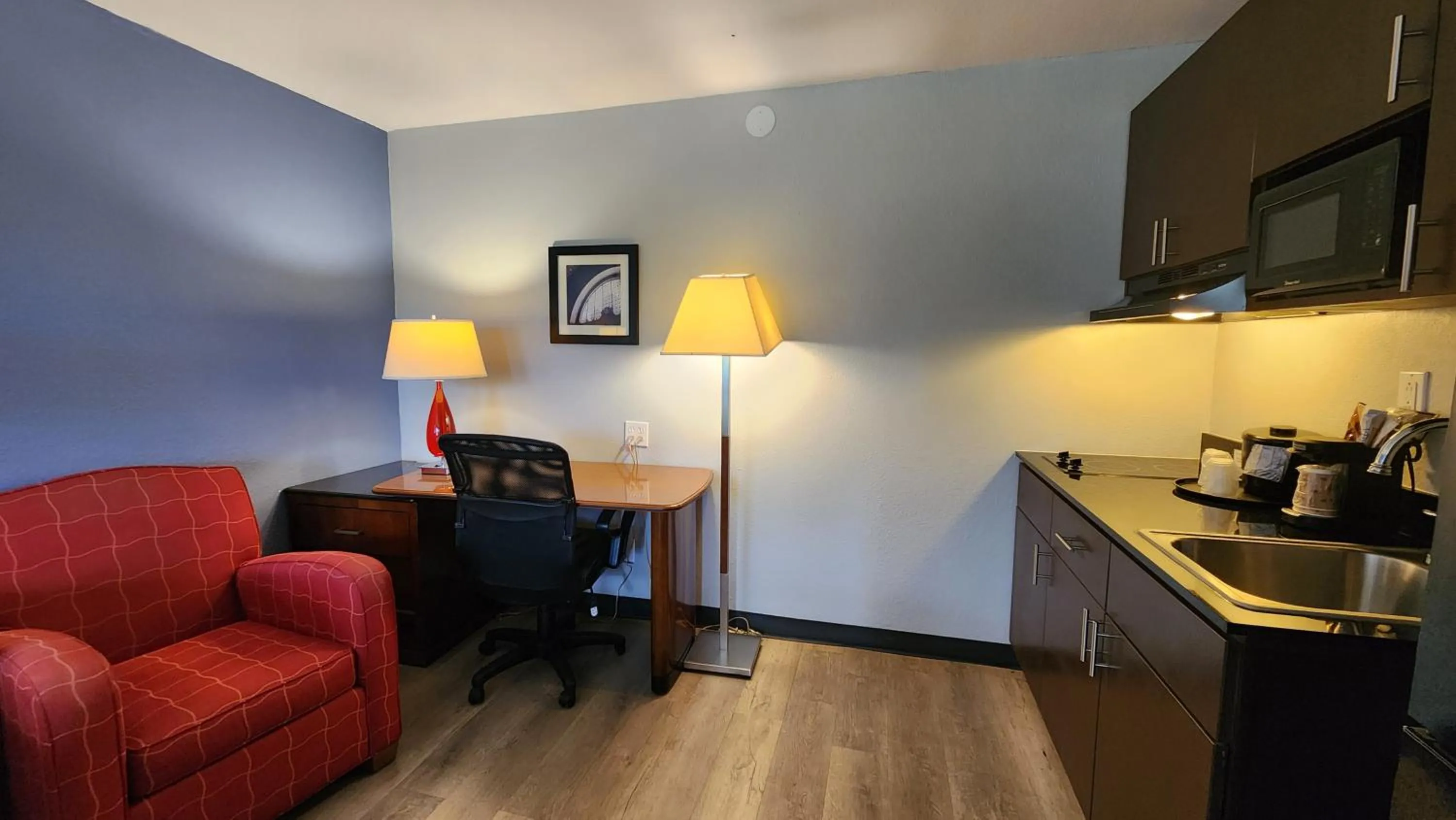 Kitchen or kitchenette in La Quinta Inn by Wyndham Clute Lake Jackson