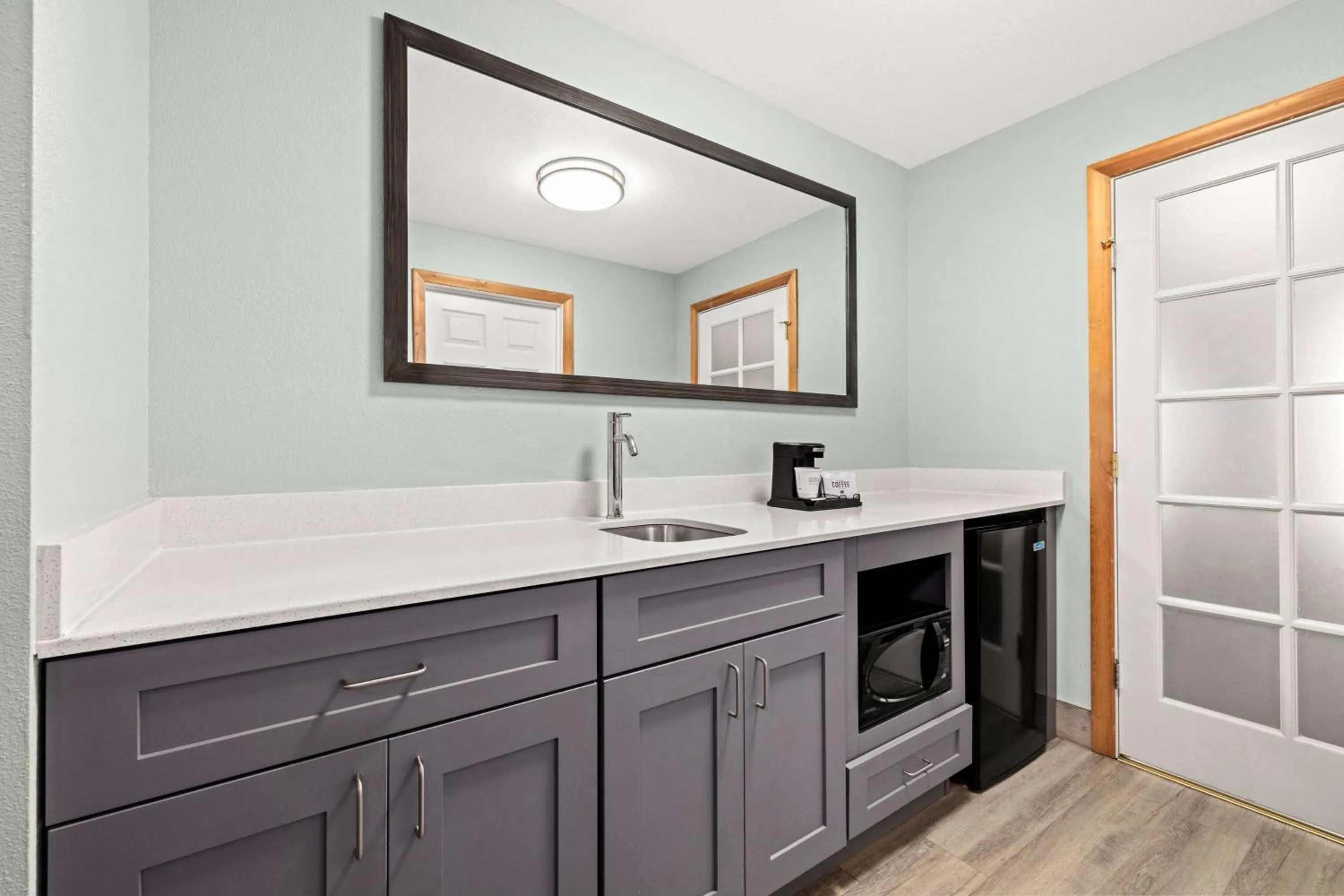 Photo of the whole room in La Quinta by Wyndham Newport