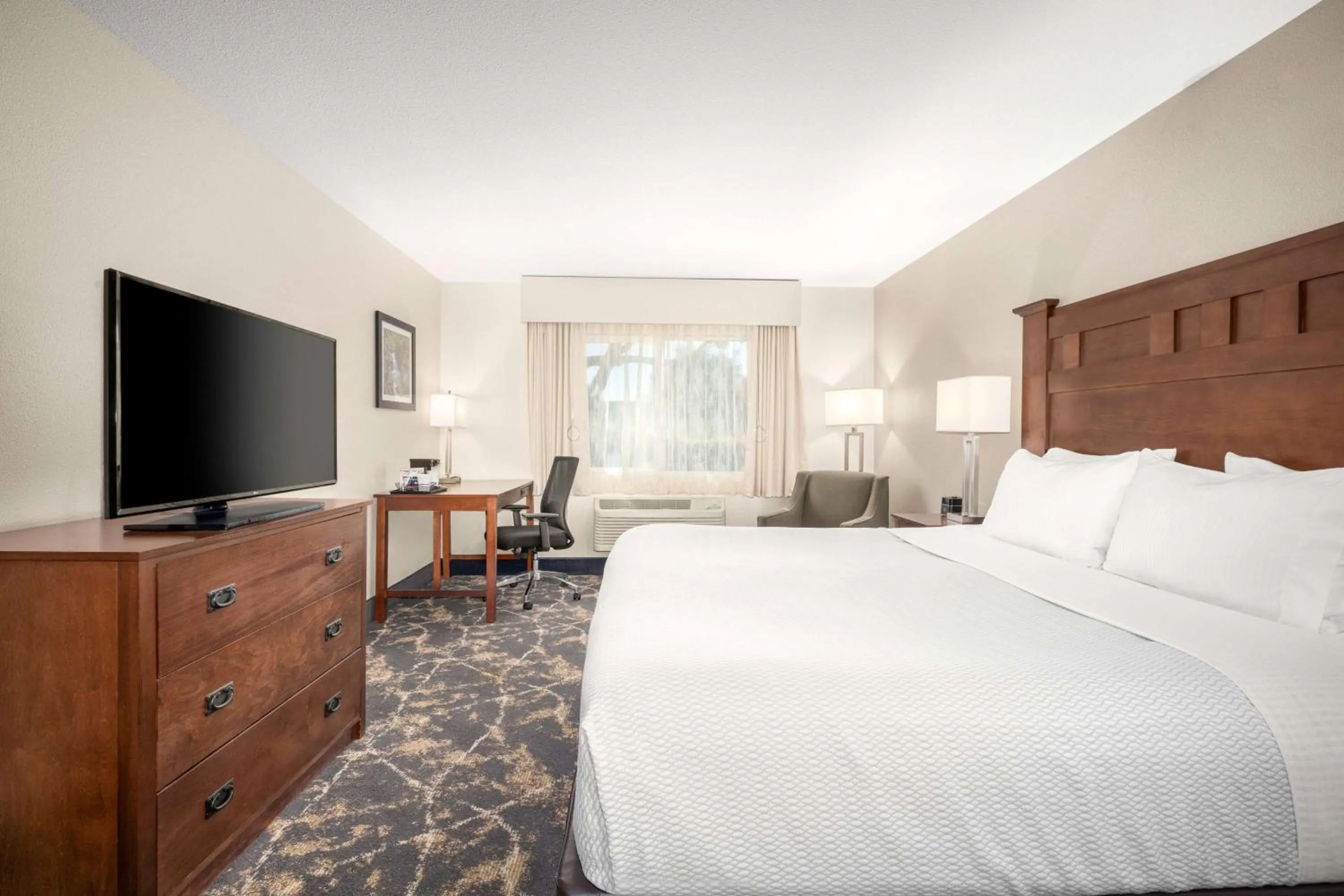 Photo of the whole room, Bed in La Quinta by Wyndham Grants Pass