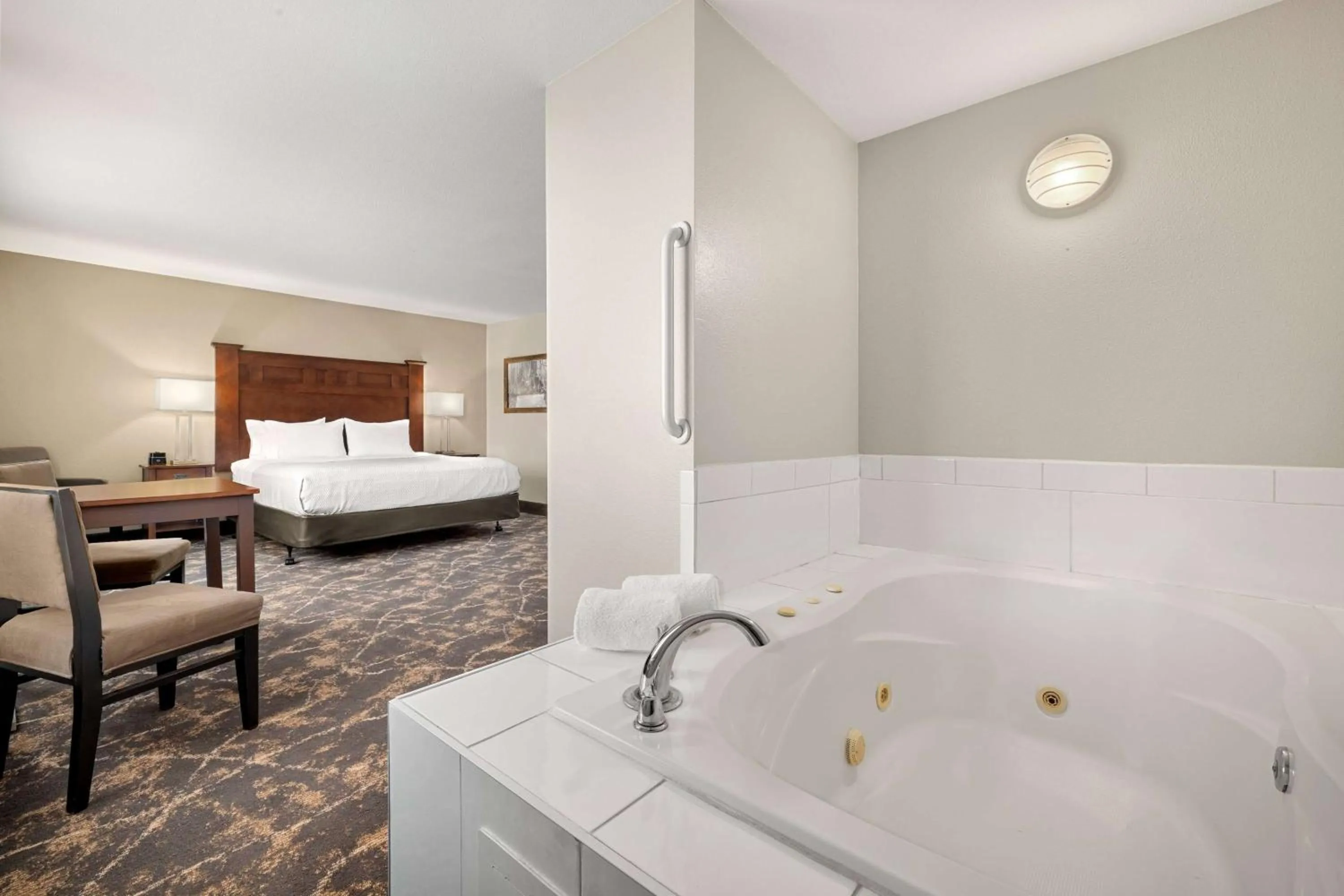 Bathroom, Bed in La Quinta by Wyndham Grants Pass