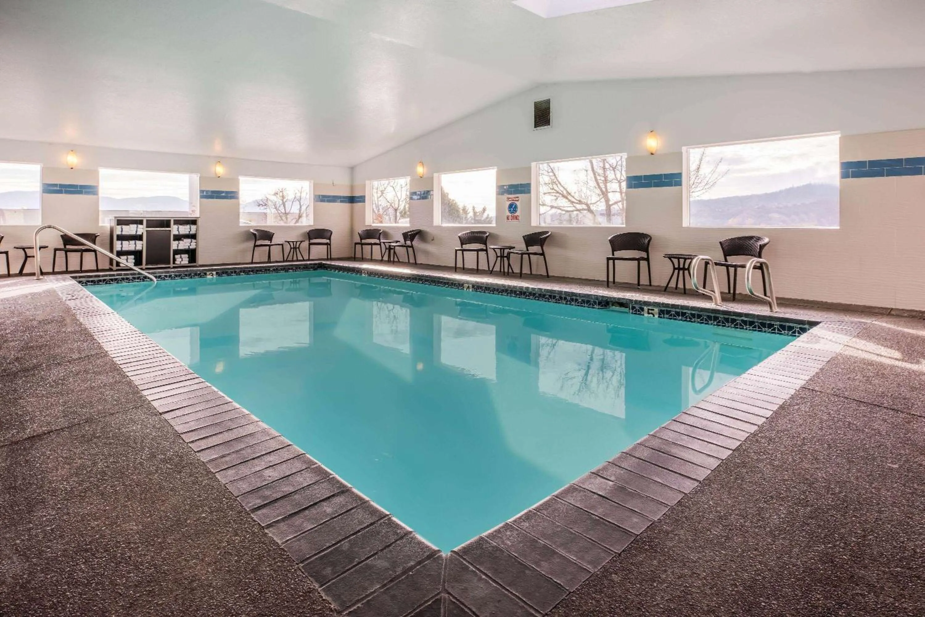 Swimming pool in La Quinta by Wyndham Grants Pass
