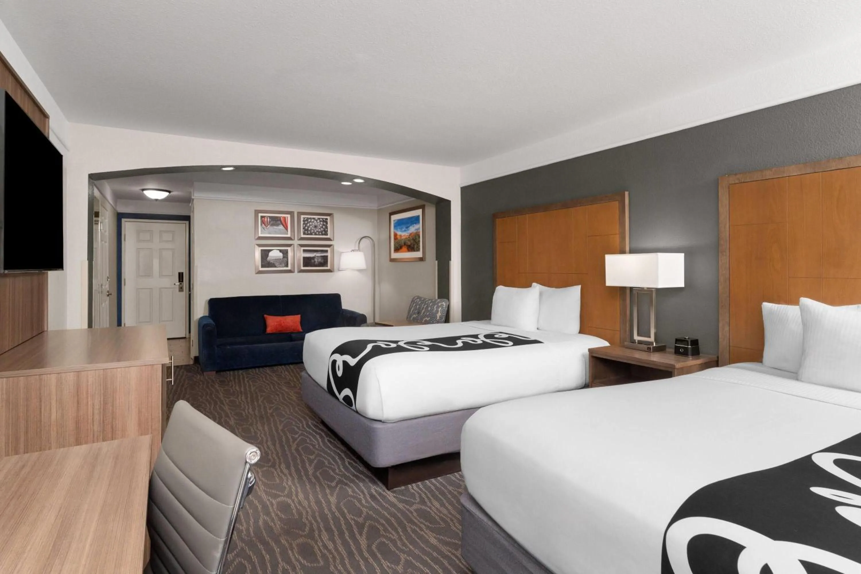 Photo of the whole room, Bed in La Quinta by Wyndham Gallup