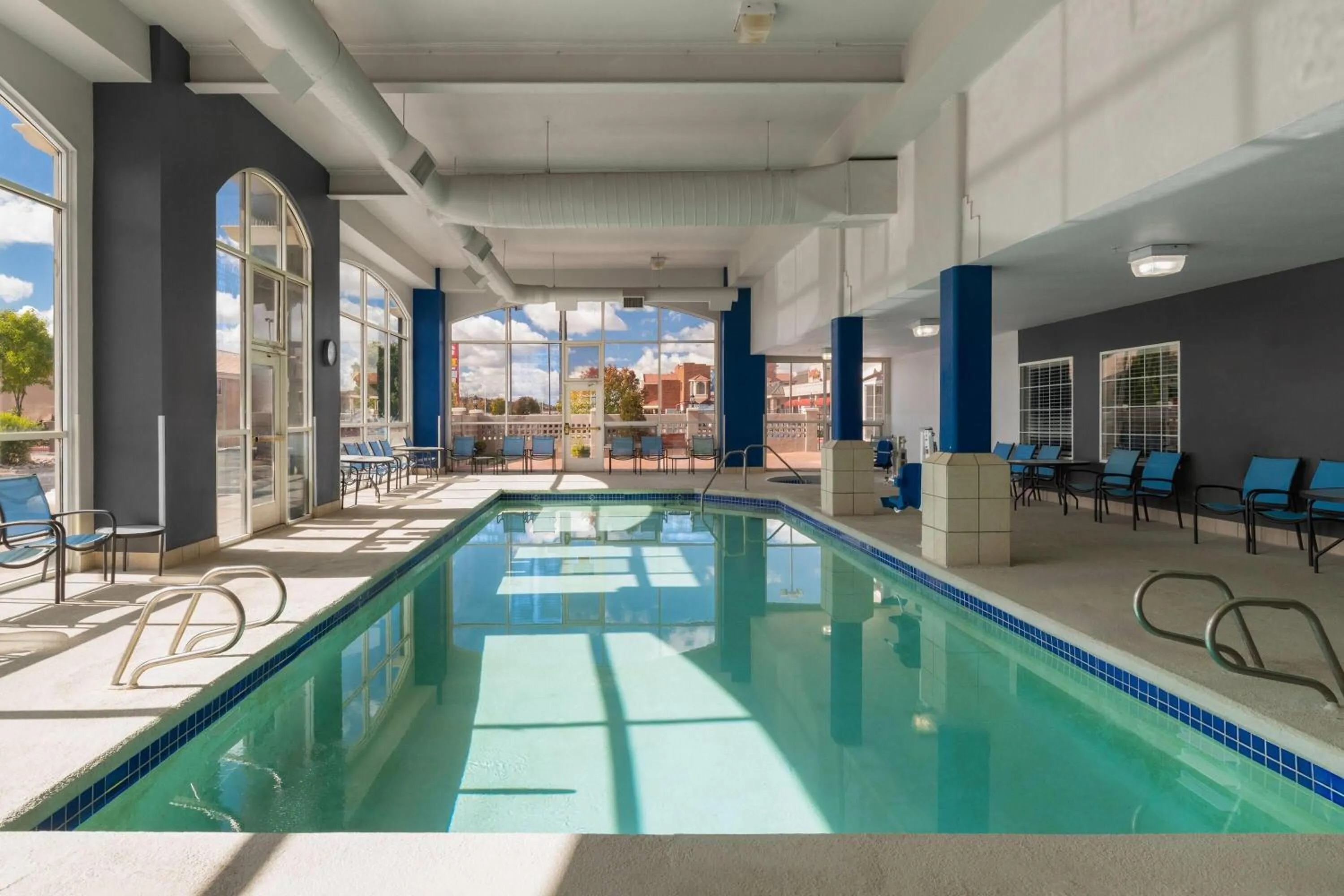 Swimming pool in La Quinta by Wyndham Gallup