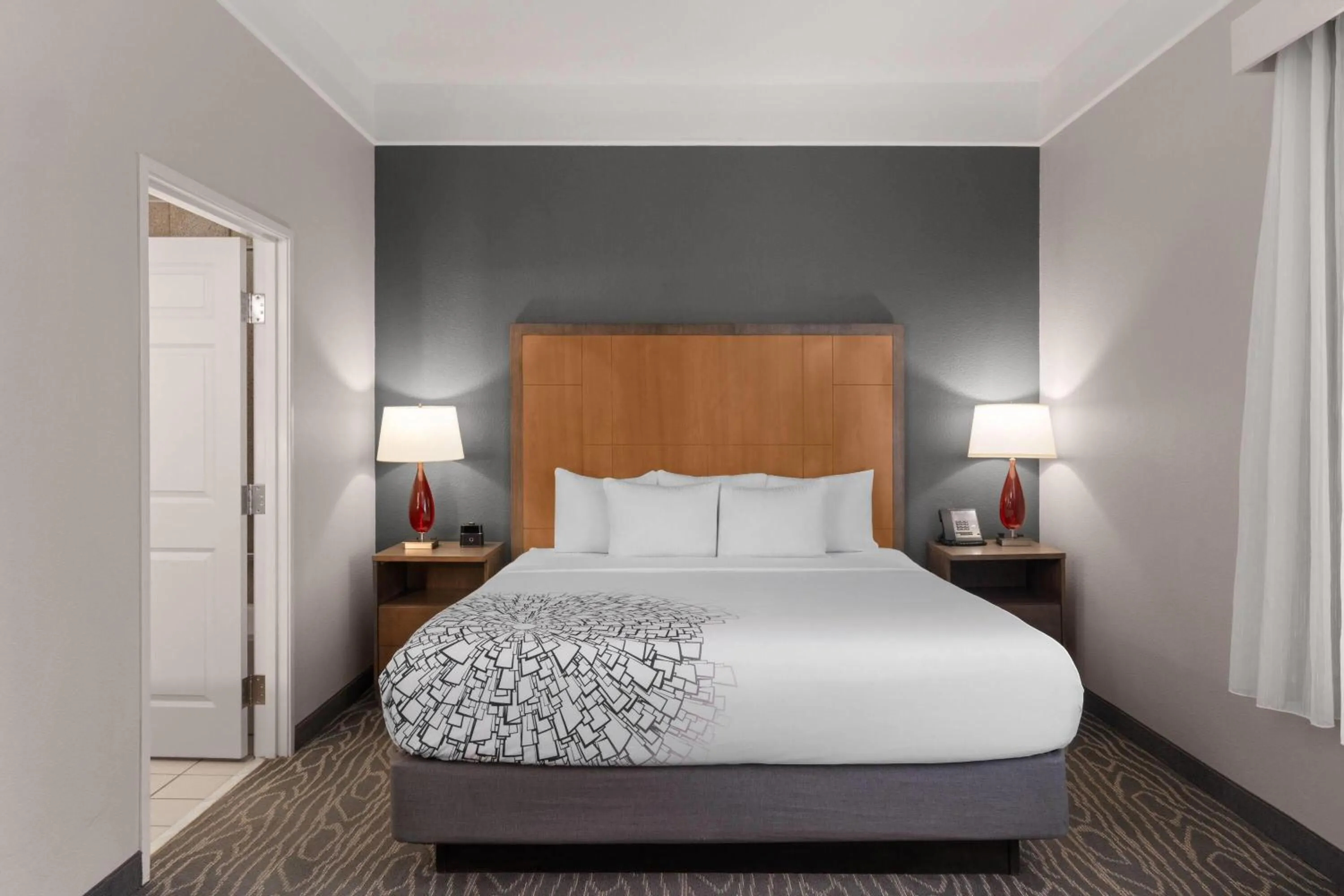 Photo of the whole room, Bed in La Quinta by Wyndham Gallup