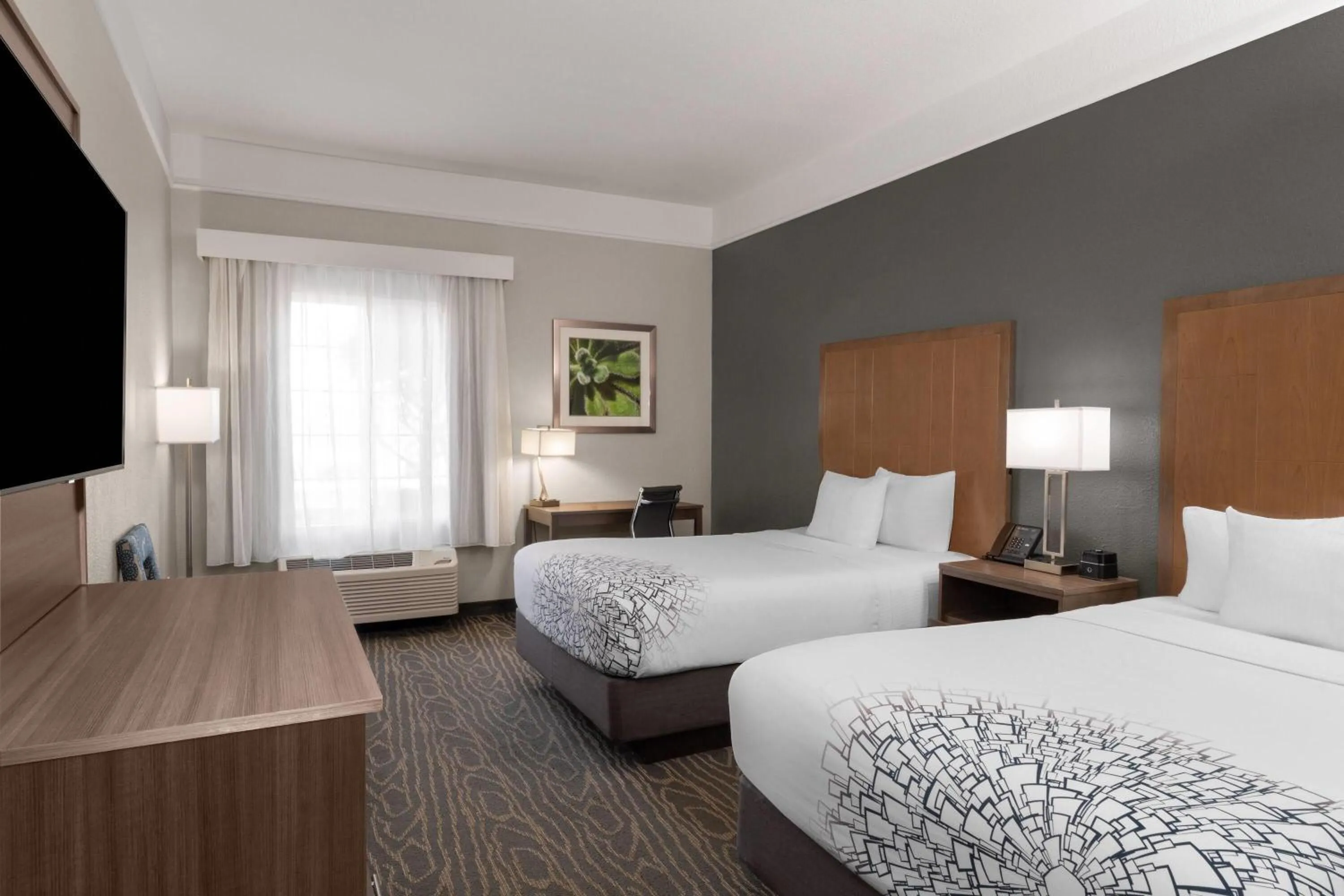 Photo of the whole room, Bed in La Quinta by Wyndham Gallup