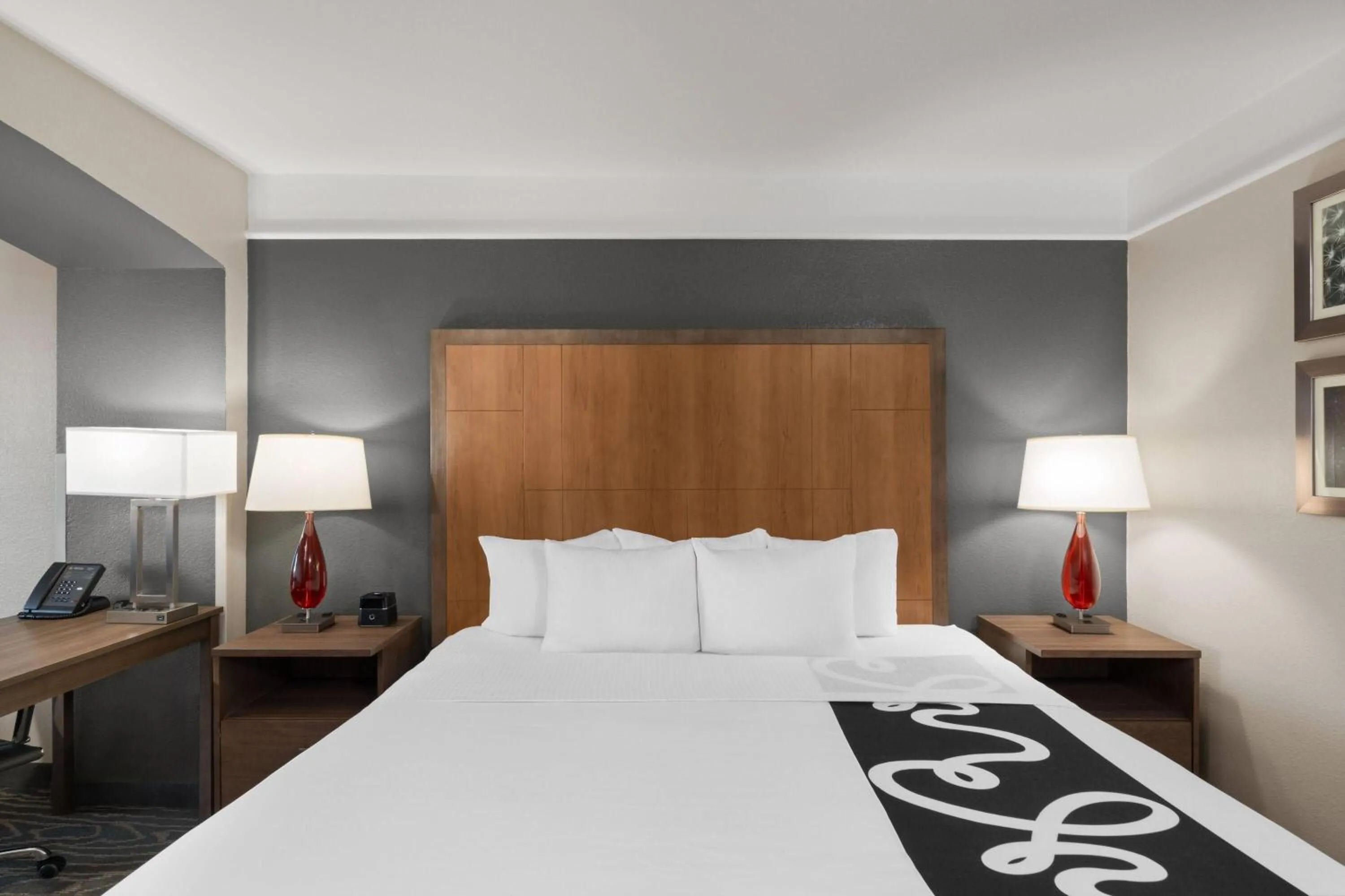 Photo of the whole room, Bed in La Quinta by Wyndham Gallup