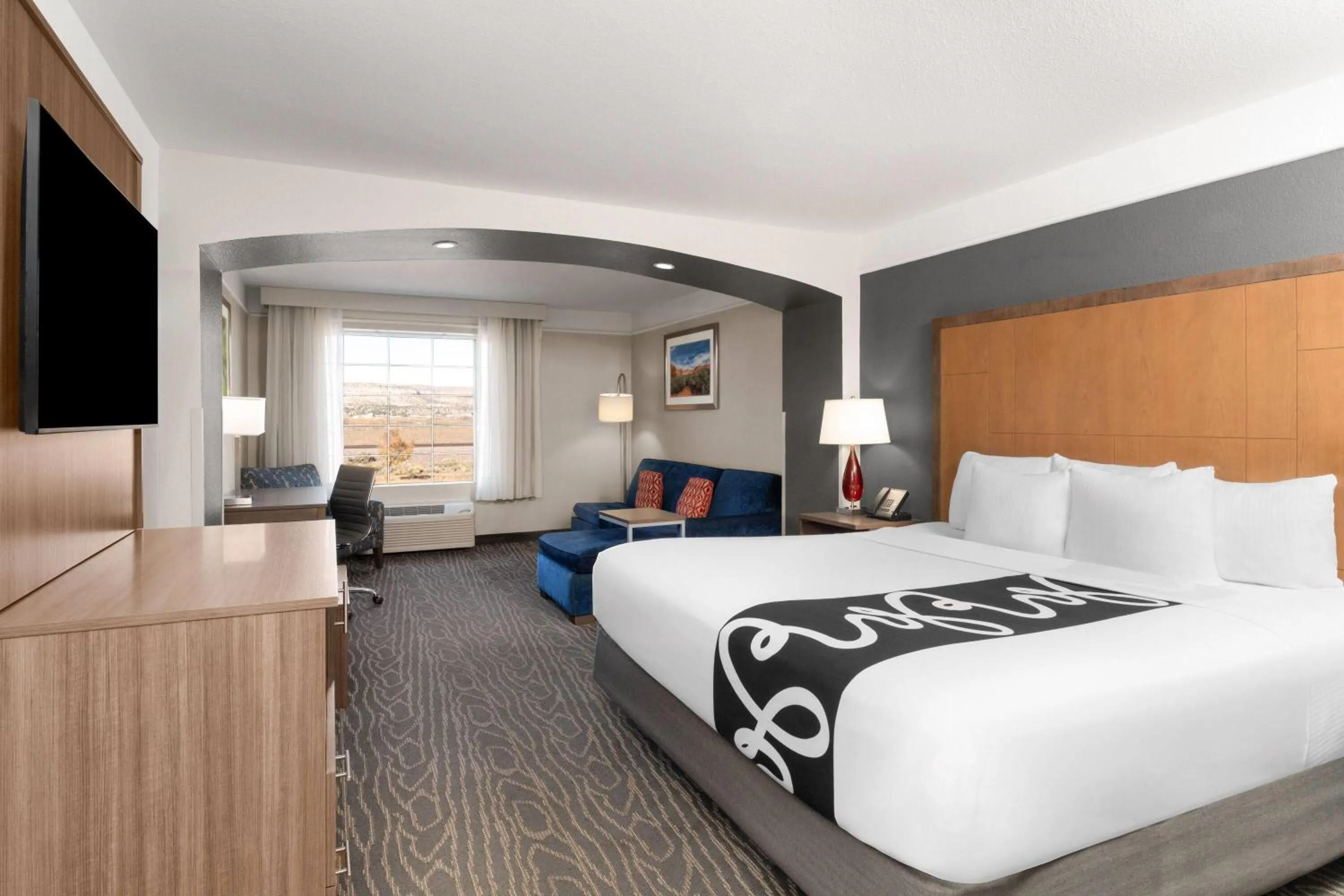 Photo of the whole room, Bed in La Quinta by Wyndham Gallup