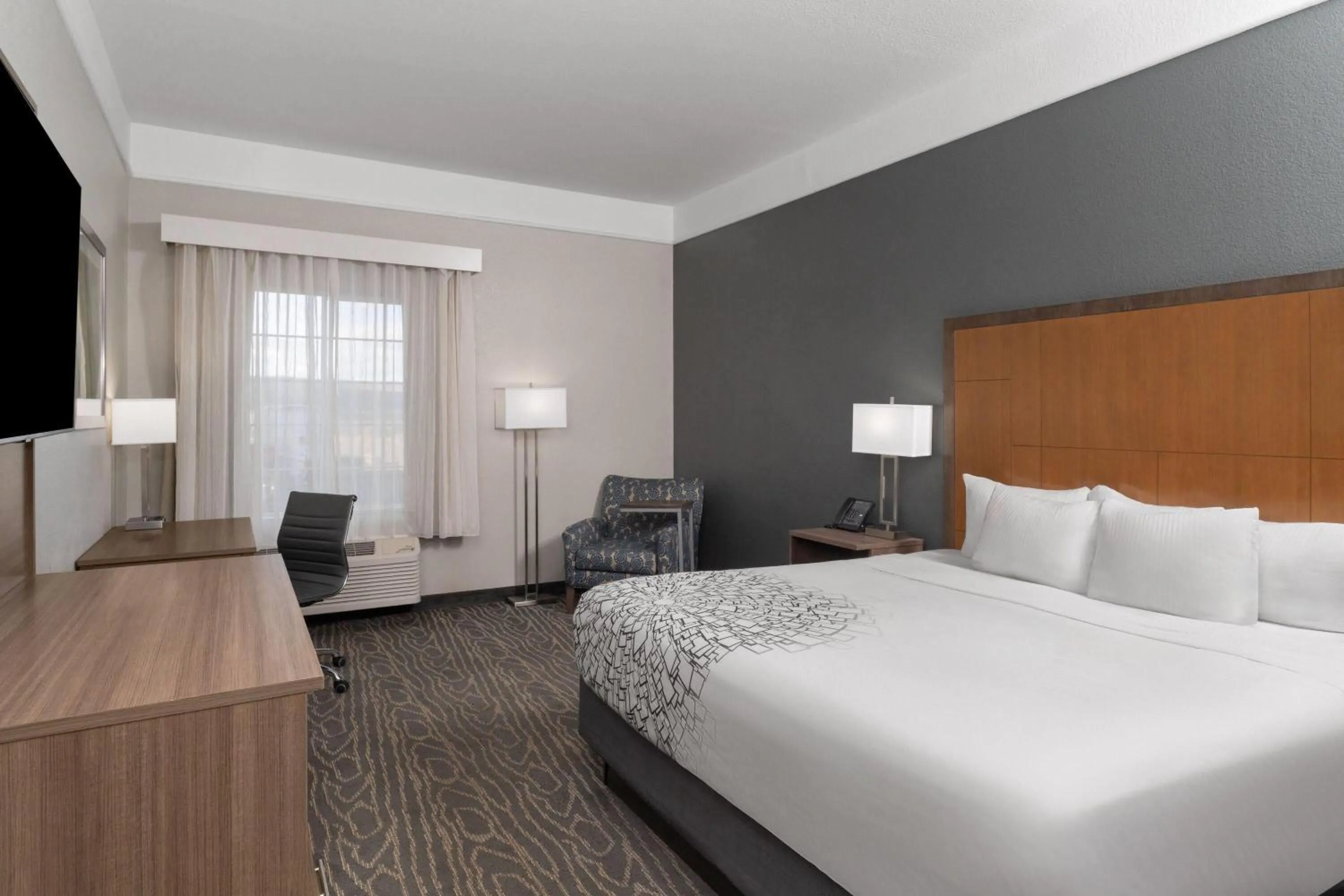 Photo of the whole room, Bed in La Quinta by Wyndham Gallup