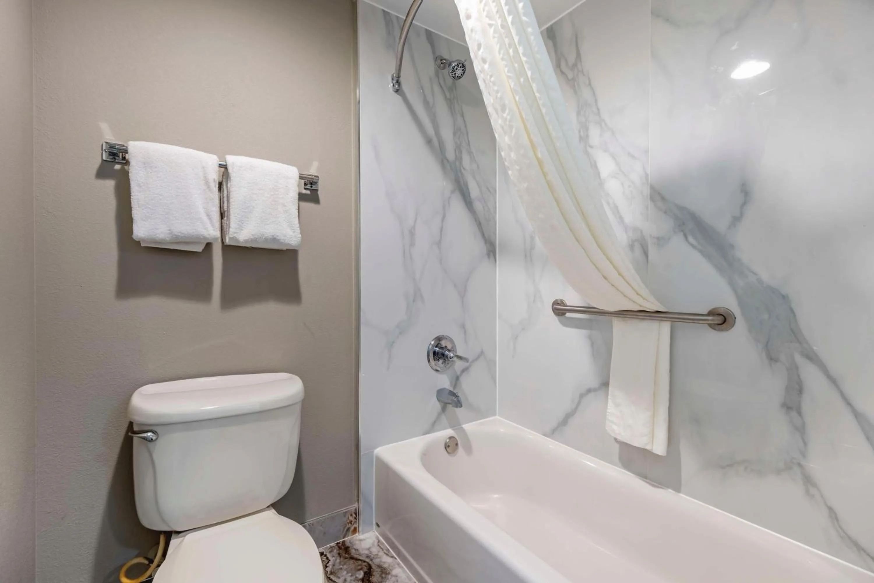 Bathroom in Best Western Louisville Airport Expo