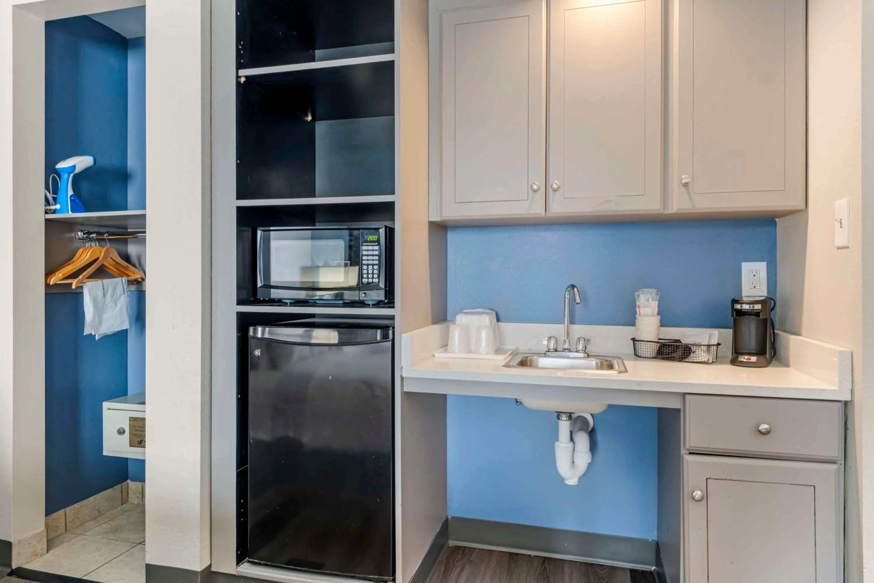 Bedroom in Best Western Louisville Airport Expo