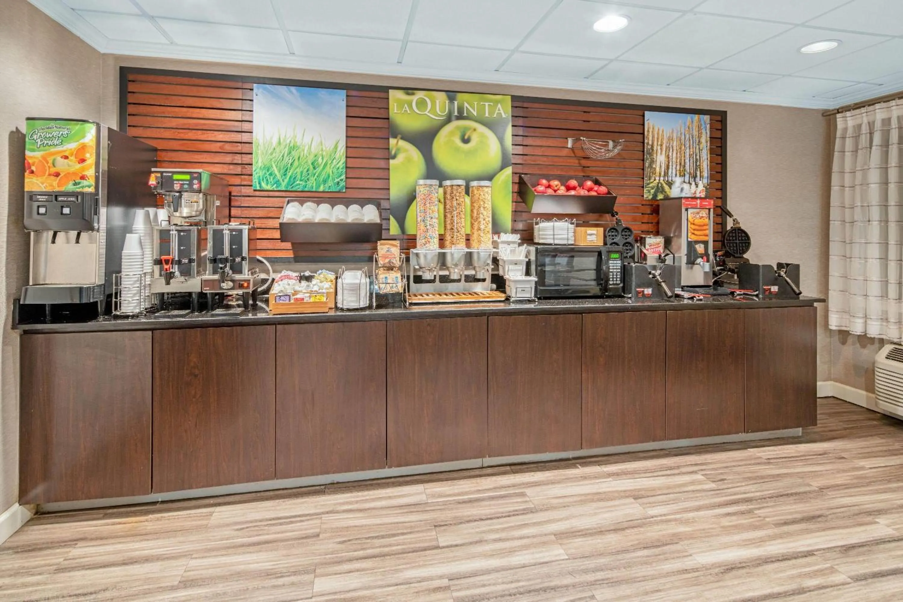 Breakfast in La Quinta by Wyndham Baton Rouge Siegen Lane