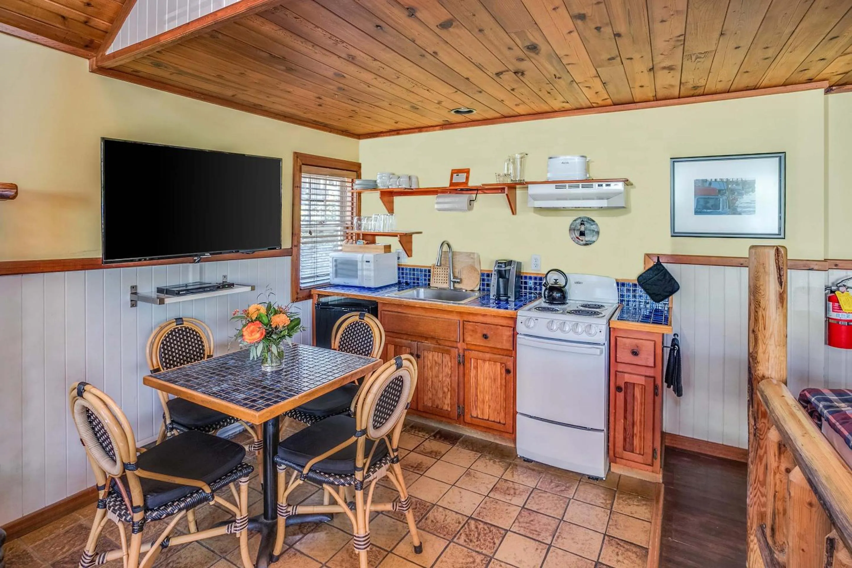 Kitchen or kitchenette in Cannon Beach Hotel Collection