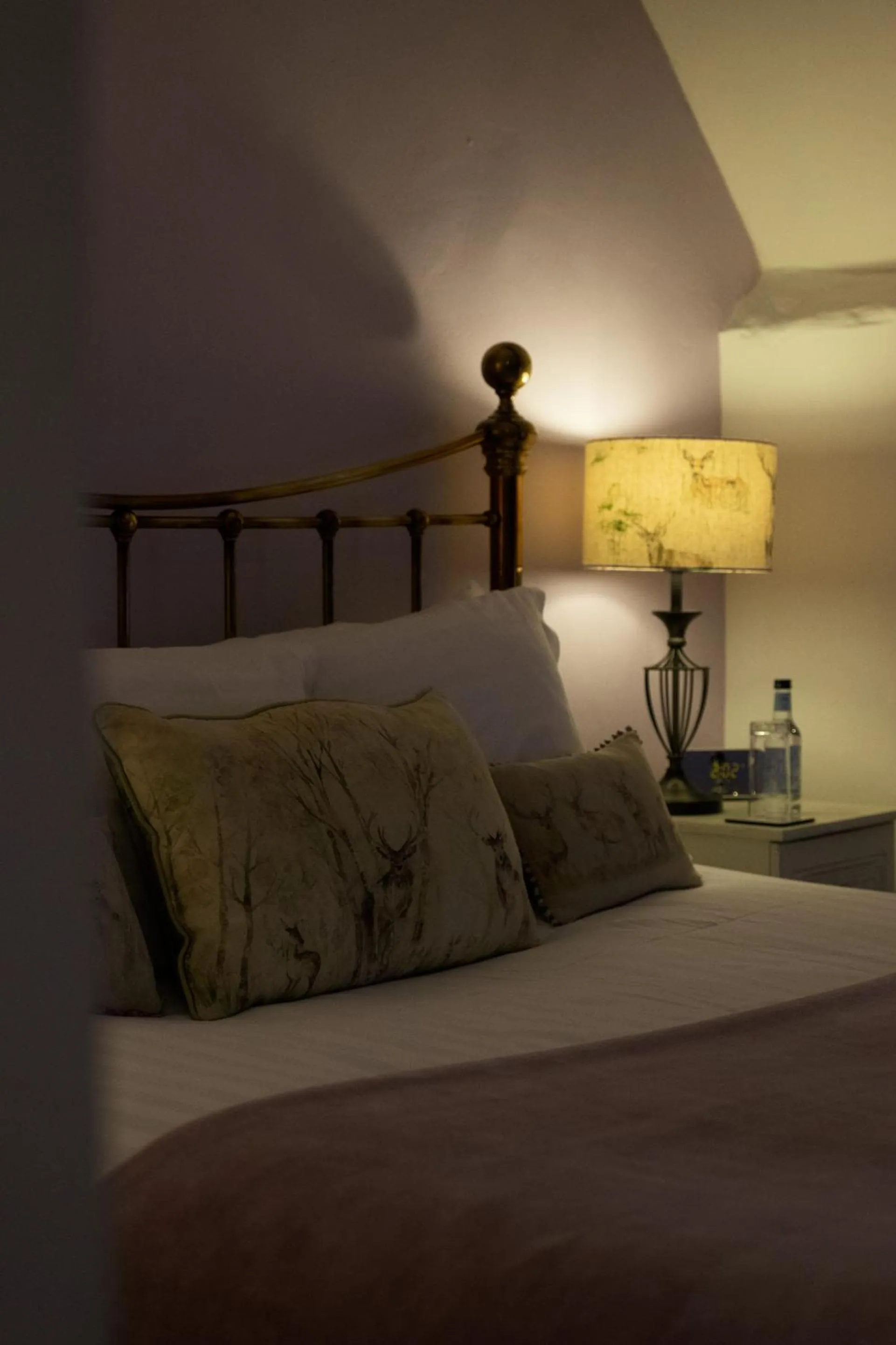 Bedroom, Bed in Kings Arms Hotel