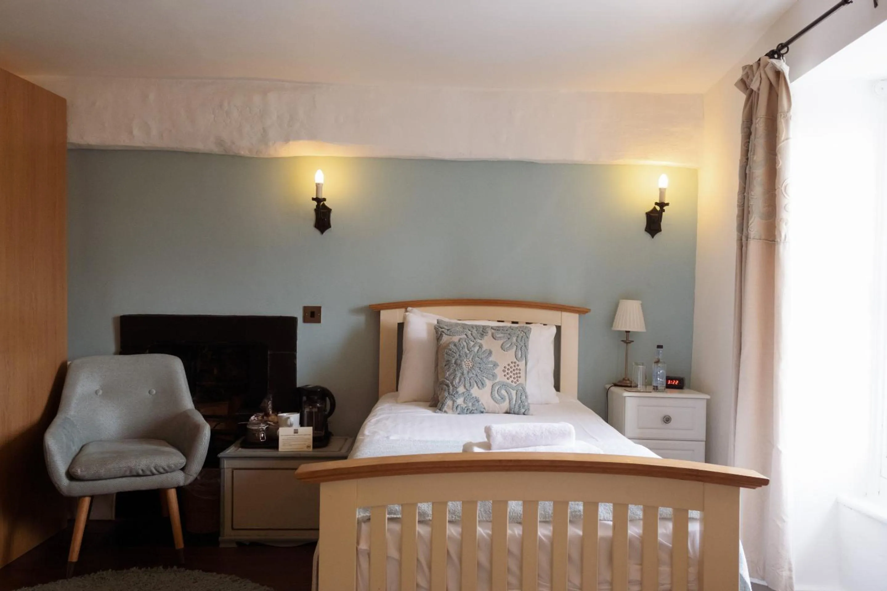 Bedroom, Bed in Kings Arms Hotel