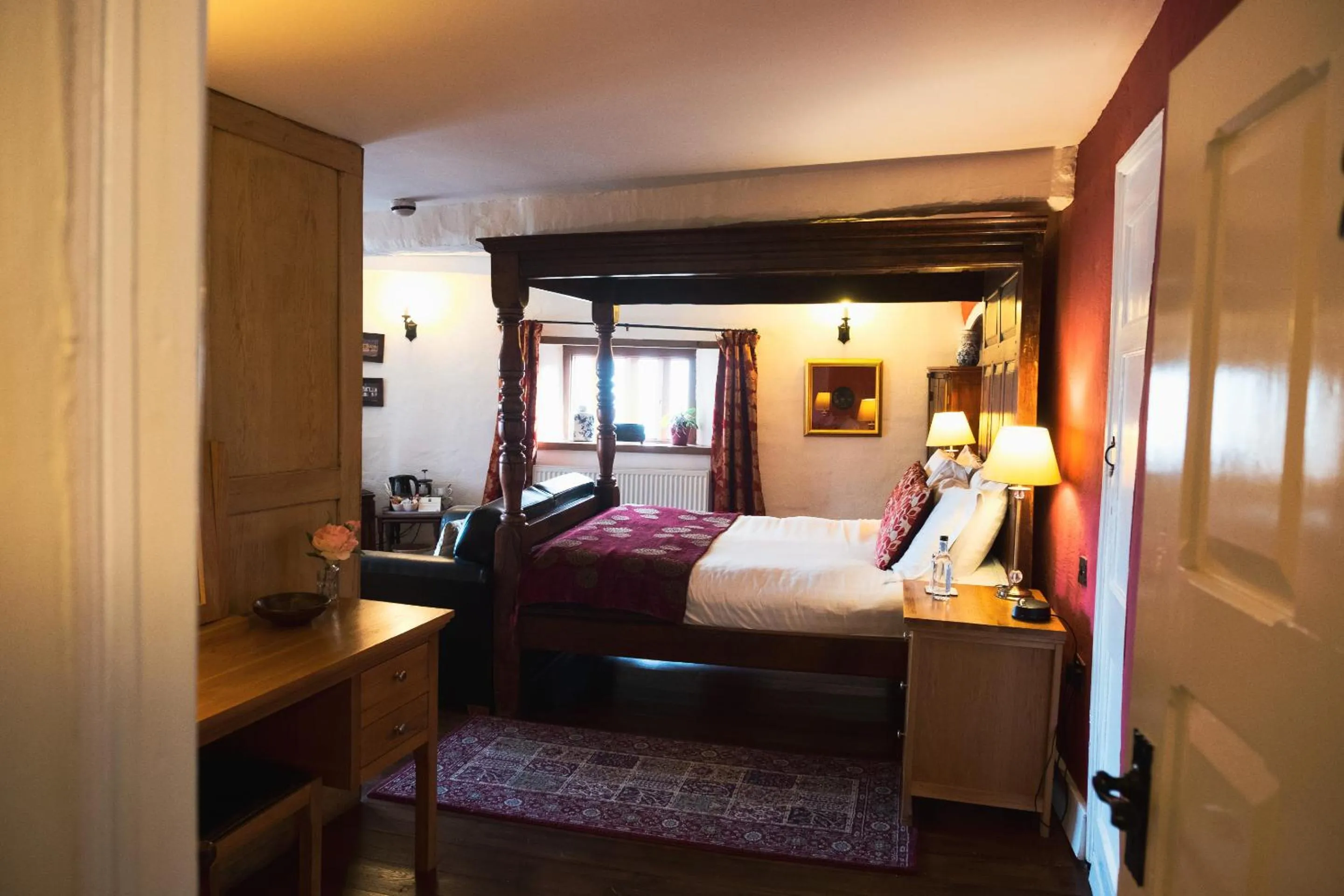 Bedroom, Bed in Kings Arms Hotel