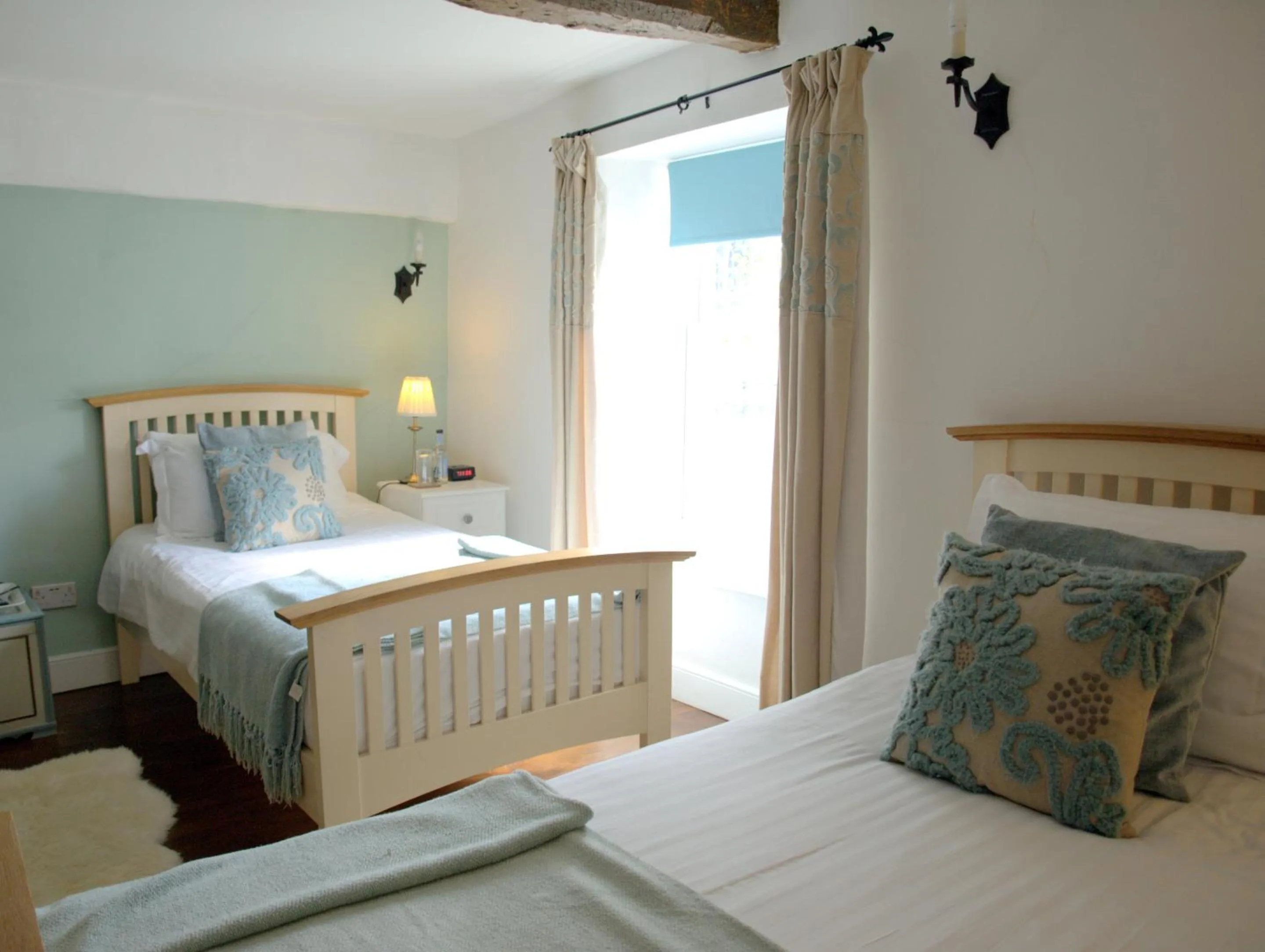 Bedroom, Bed in Kings Arms Hotel