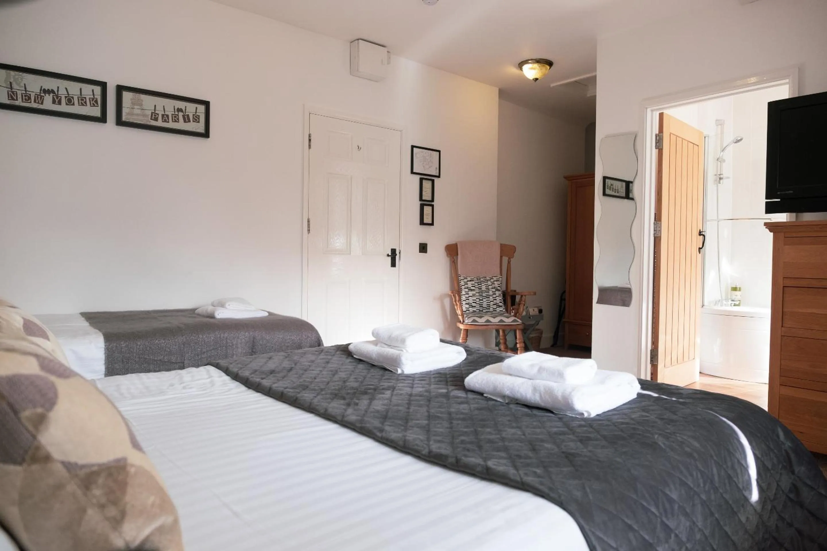 Bedroom, Bed in Kings Arms Hotel