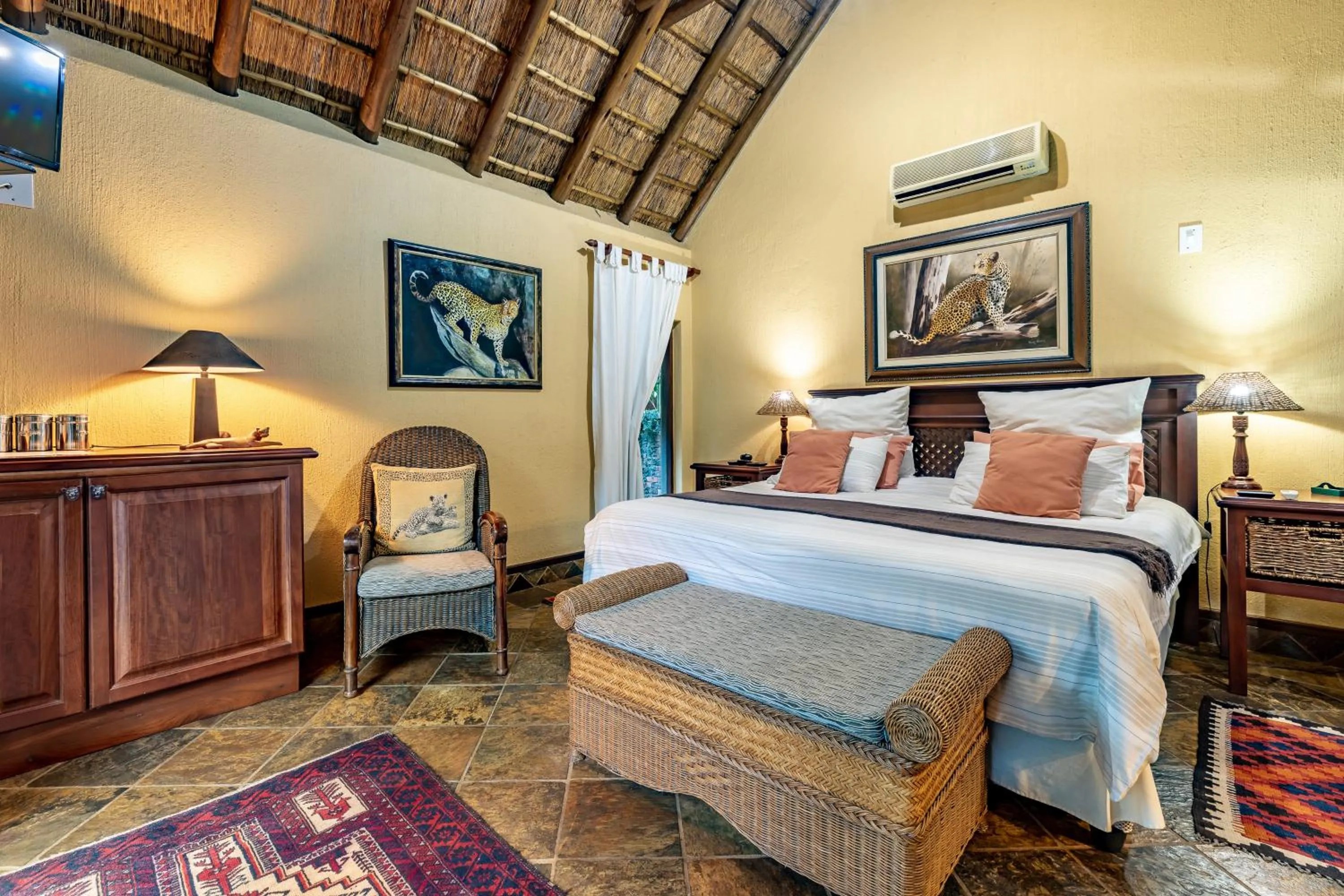 Bed in Mhlati Guest Cottages