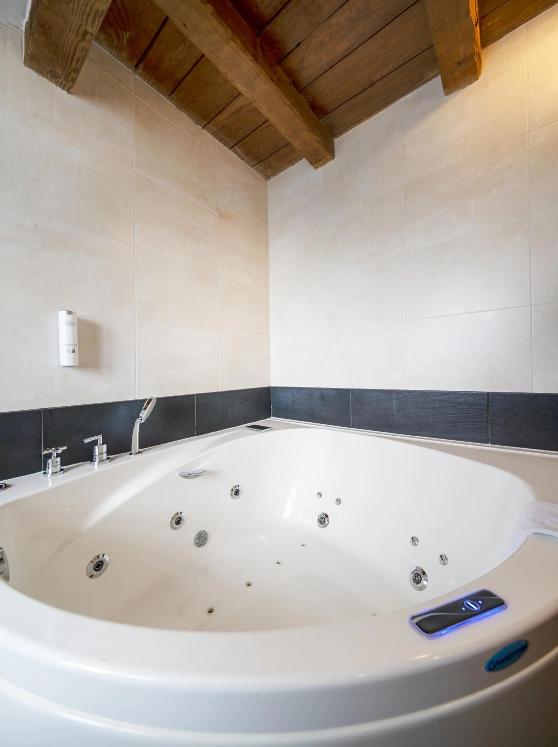 Hot Tub in Hôtel Restaurant Relais De La Poste - Strasbourg Nord