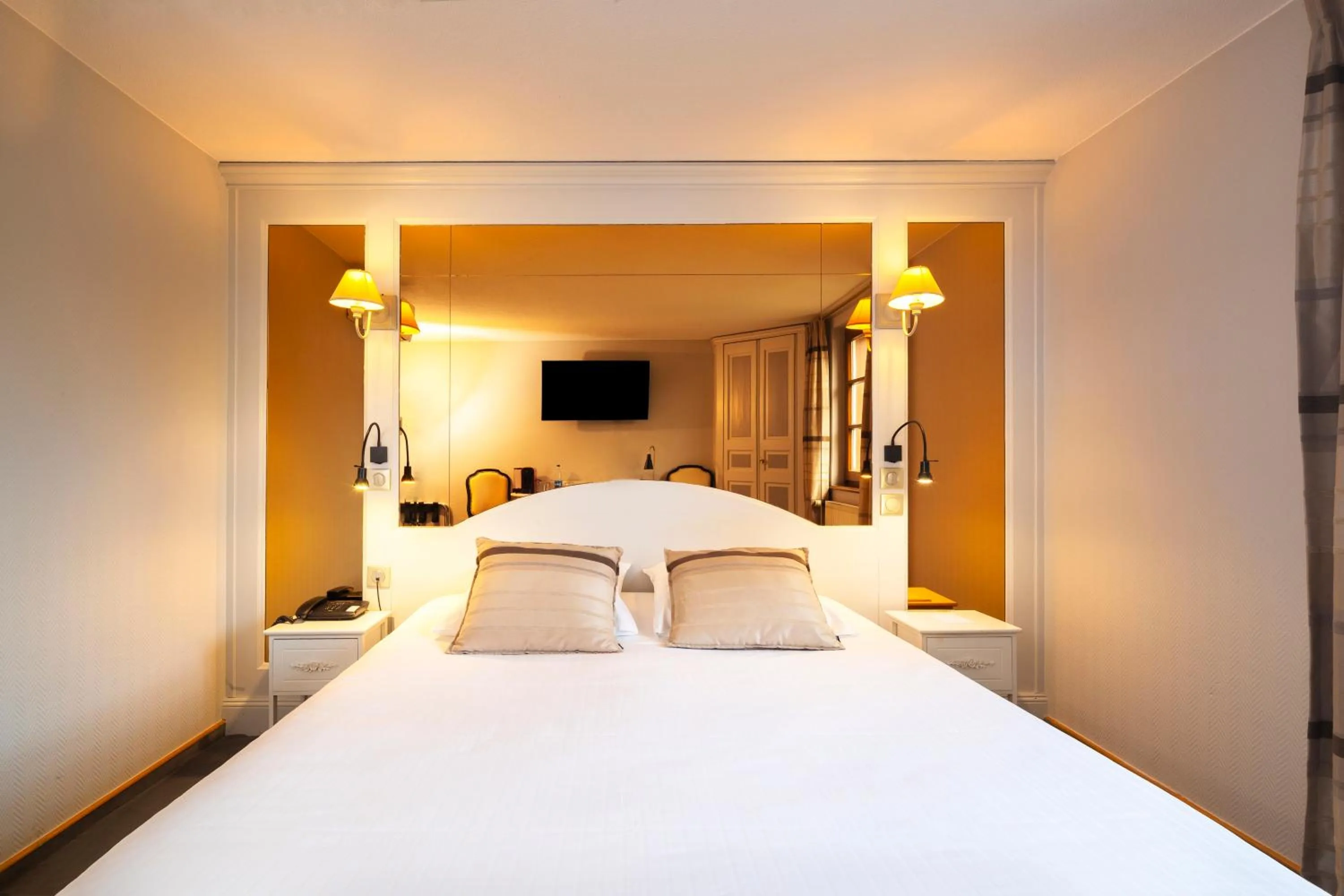 Bed in Hôtel Restaurant Relais De La Poste - Strasbourg Nord