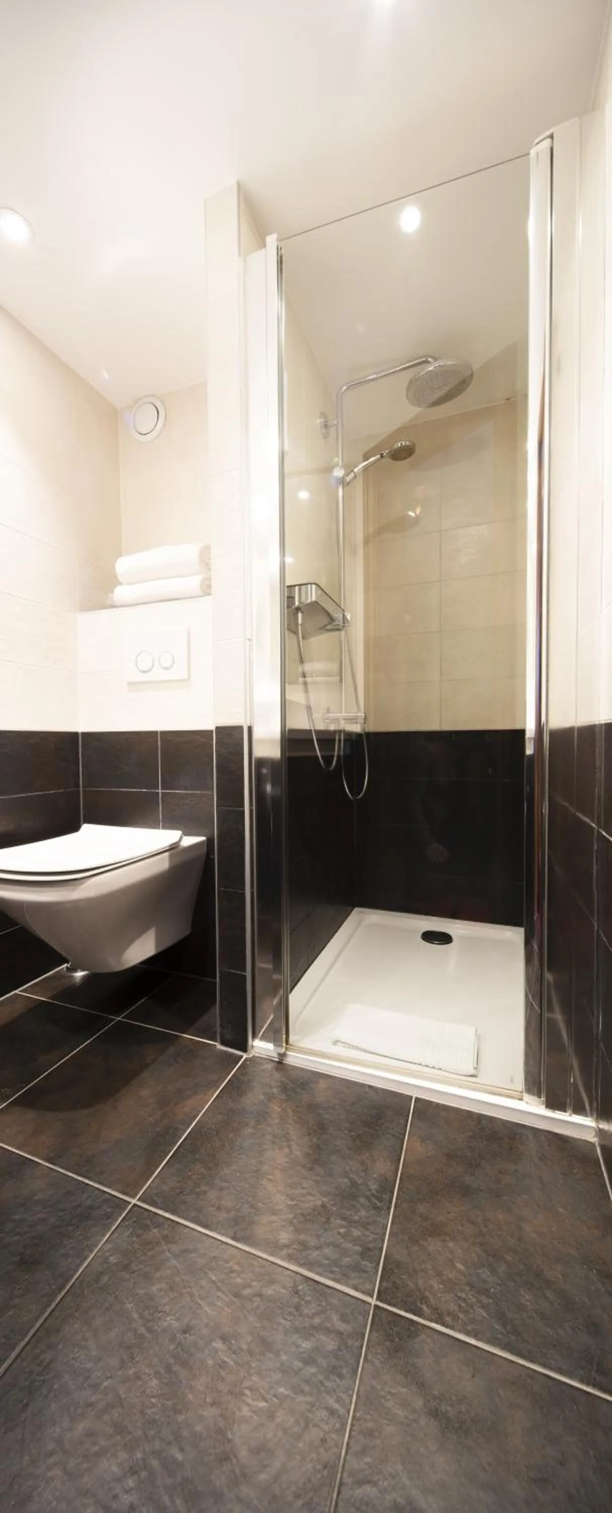 Shower in Hôtel Restaurant Relais De La Poste - Strasbourg Nord