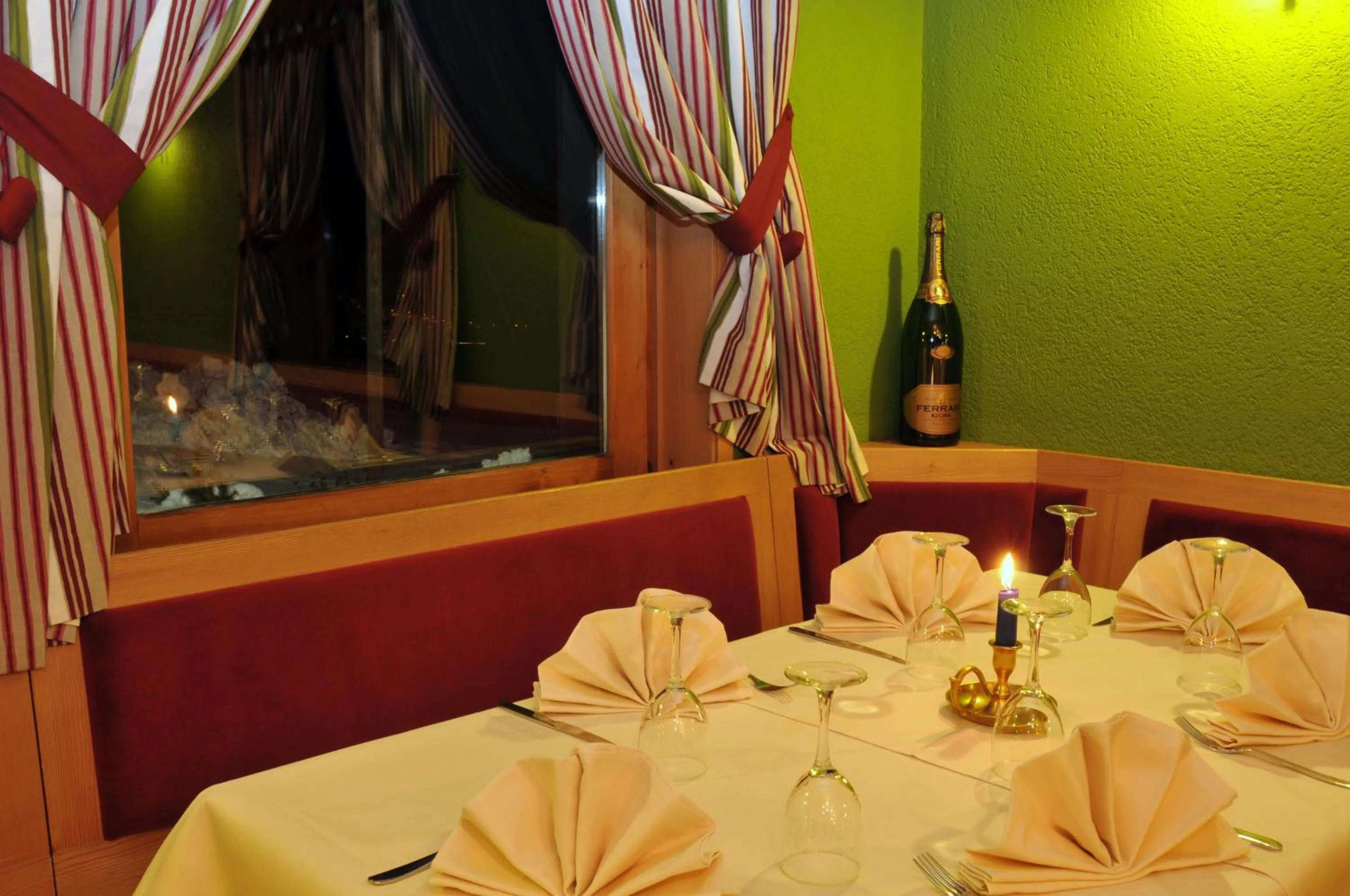 Restaurant/places to eat in Hotel Eira