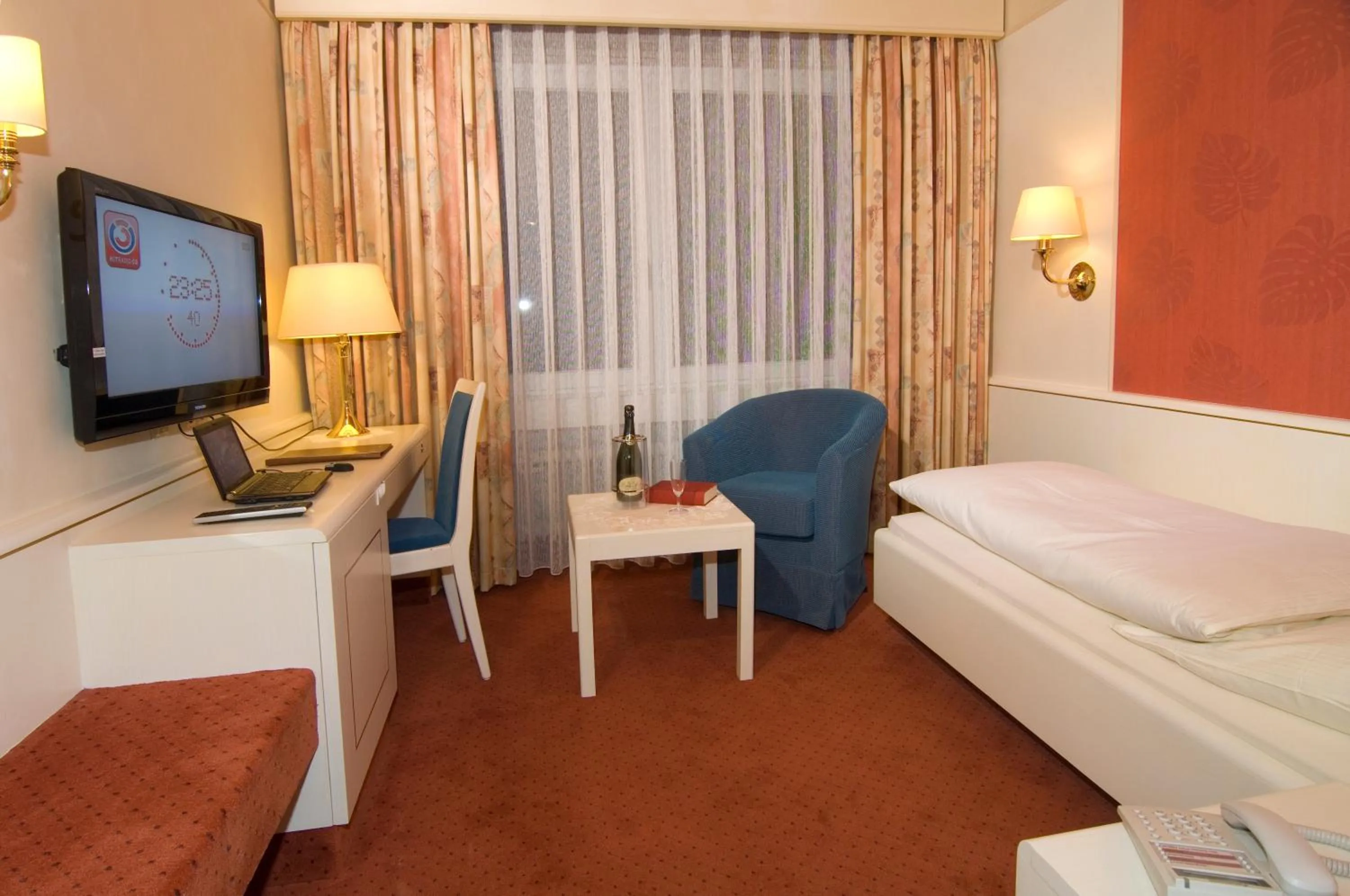 Photo of the whole room, Bed in Burghotel